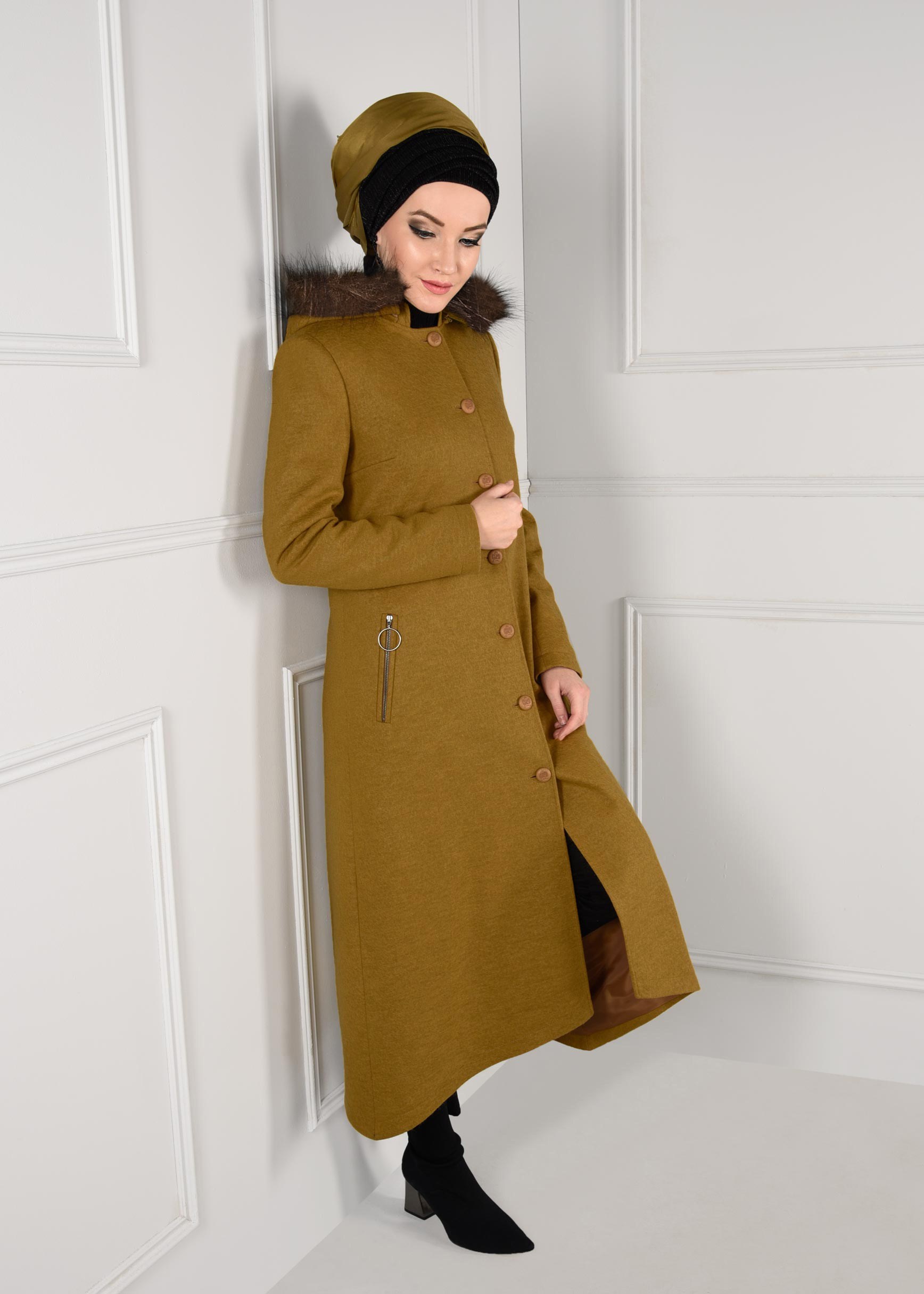 Tesettür giyim SARI KAPÜŞONU PELUŞ DETAYLI CEPLERİ FERMUARLI KABAN 9744