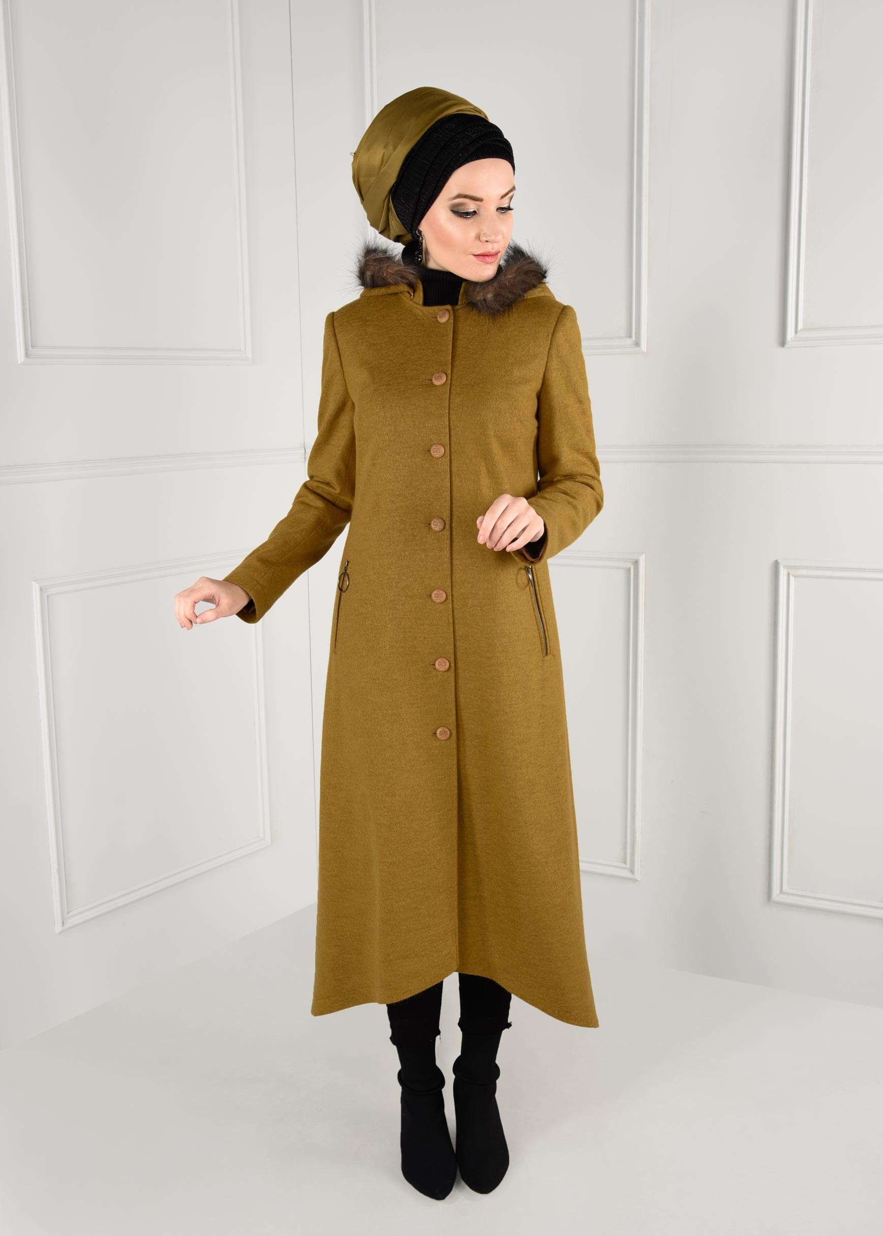 Tesettür giyim SARI KAPÜŞONU PELUŞ DETAYLI CEPLERİ FERMUARLI KABAN 9744