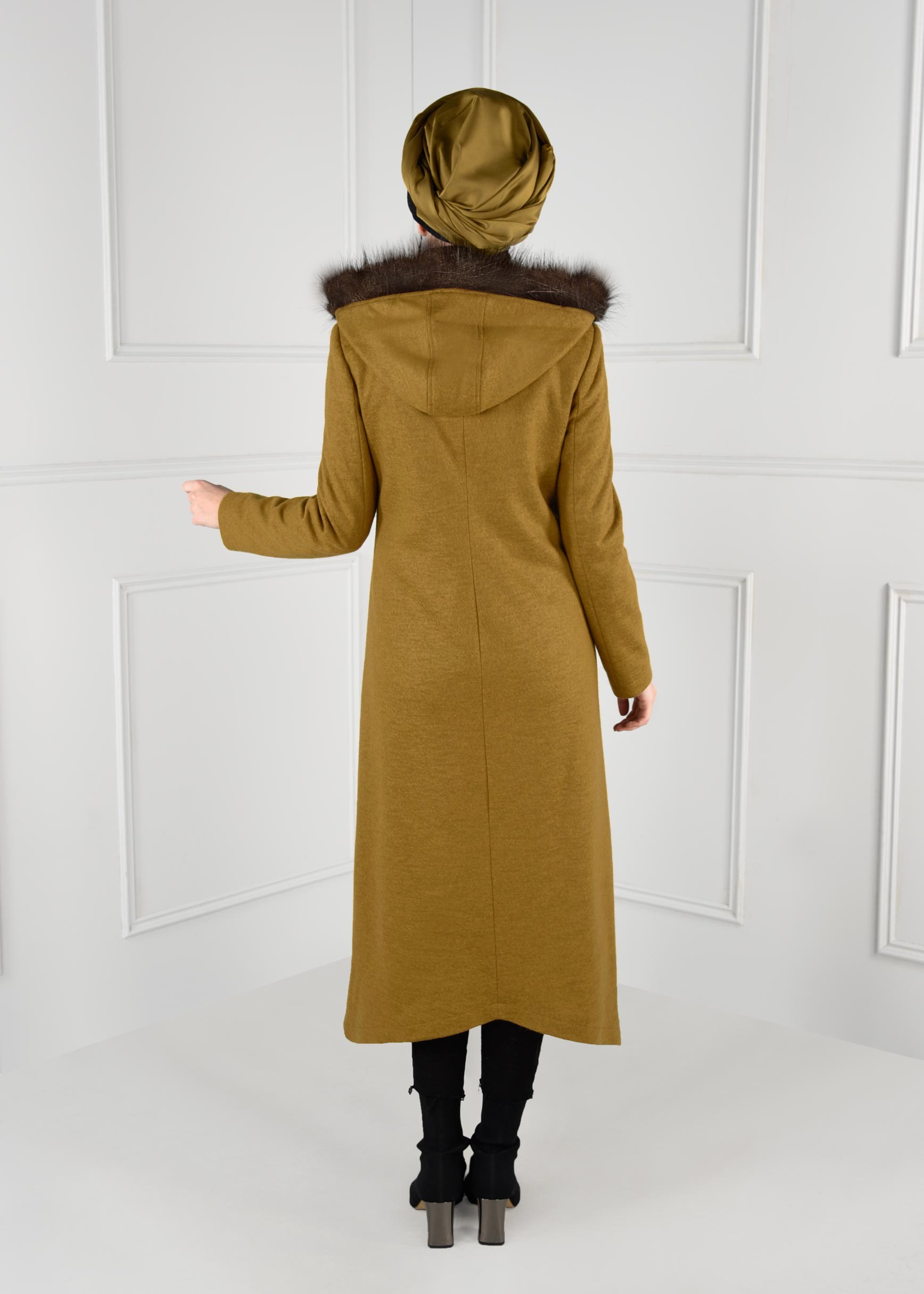 Tesettür giyim SARI KAPÜŞONU PELUŞ DETAYLI CEPLERİ FERMUARLI KABAN 9744