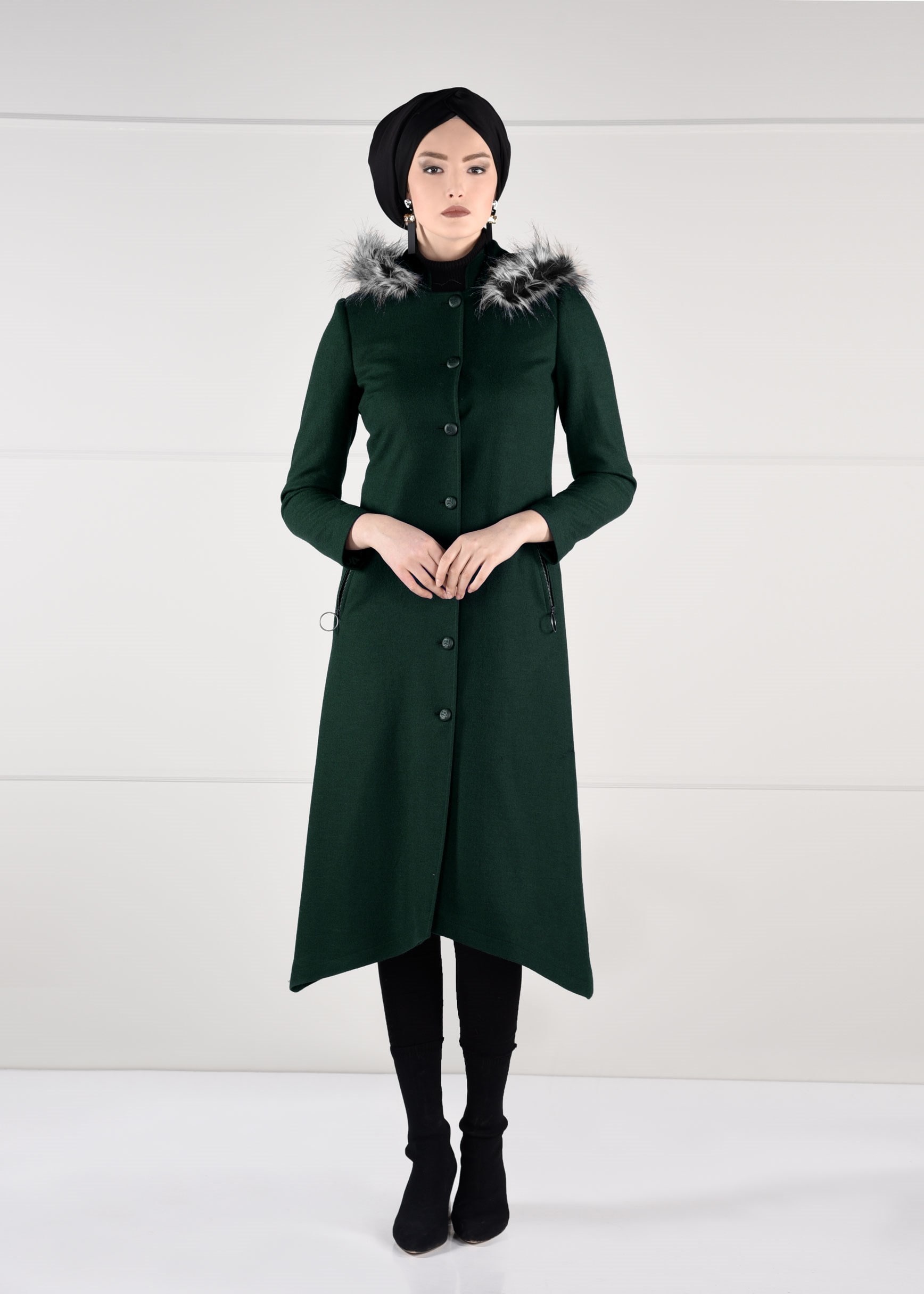Tesettür giyim YEŞİL KAPÜŞONU PELUŞ DETAYLI CEPLERİ FERMUARLI KABAN 9744