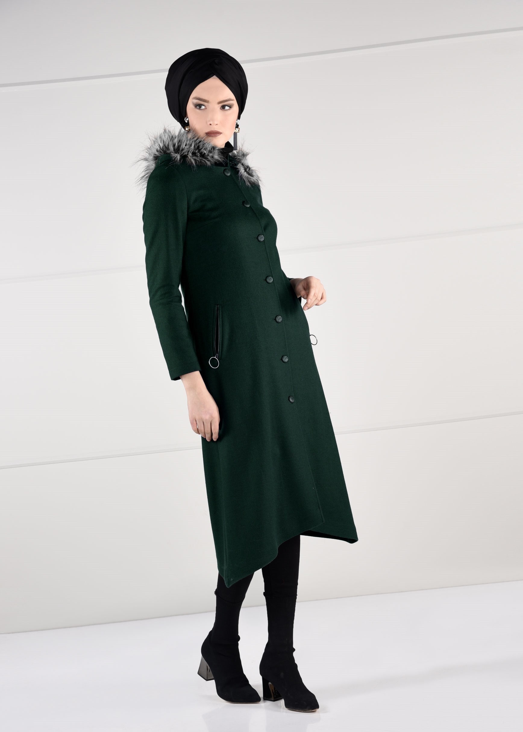Tesettür giyim YEŞİL KAPÜŞONU PELUŞ DETAYLI CEPLERİ FERMUARLI KABAN 9744