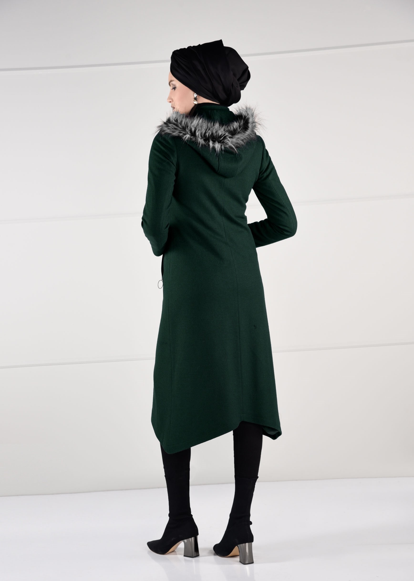Tesettür giyim YEŞİL KAPÜŞONU PELUŞ DETAYLI CEPLERİ FERMUARLI KABAN 9744