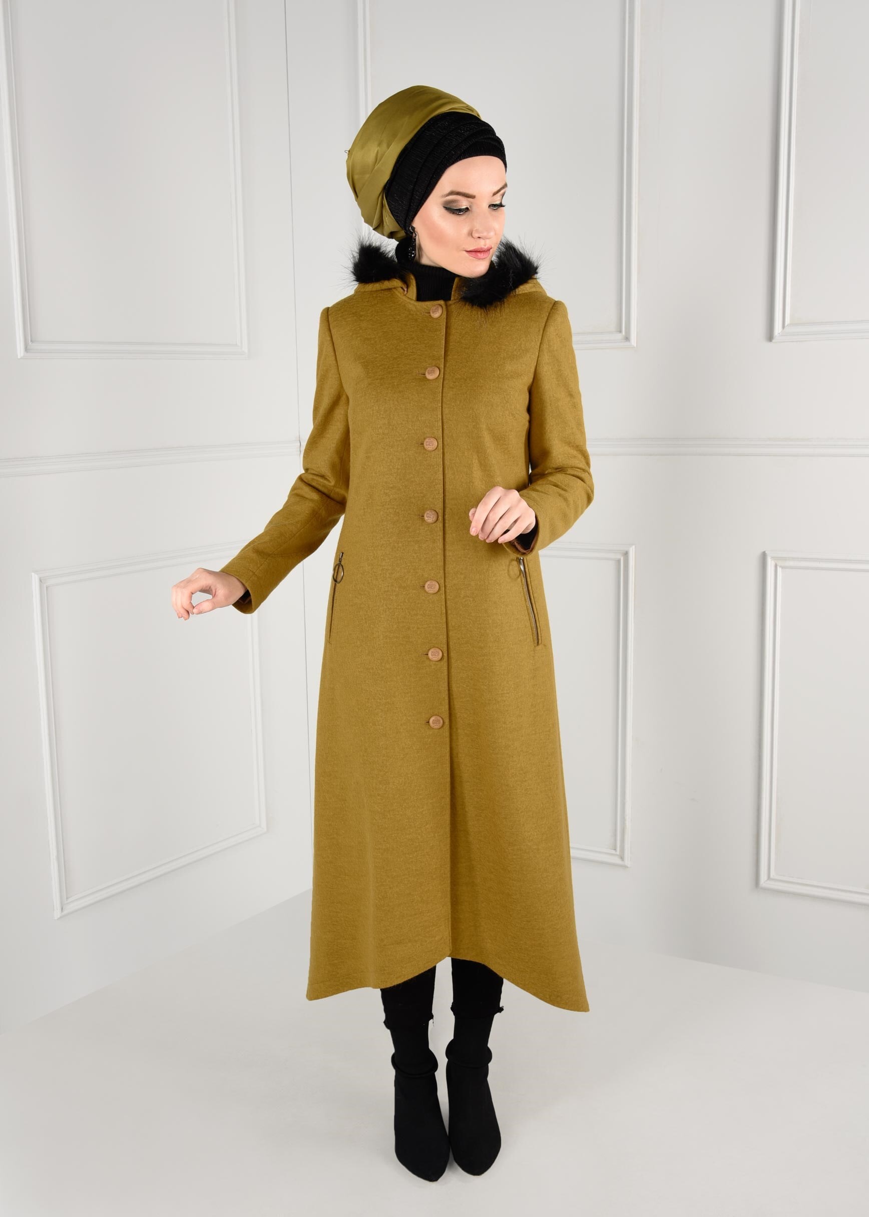 Tesettür giyim YEŞİL KAPÜŞONU PELUŞ DETAYLI CEPLERİ FERMUARLI KABAN 9744