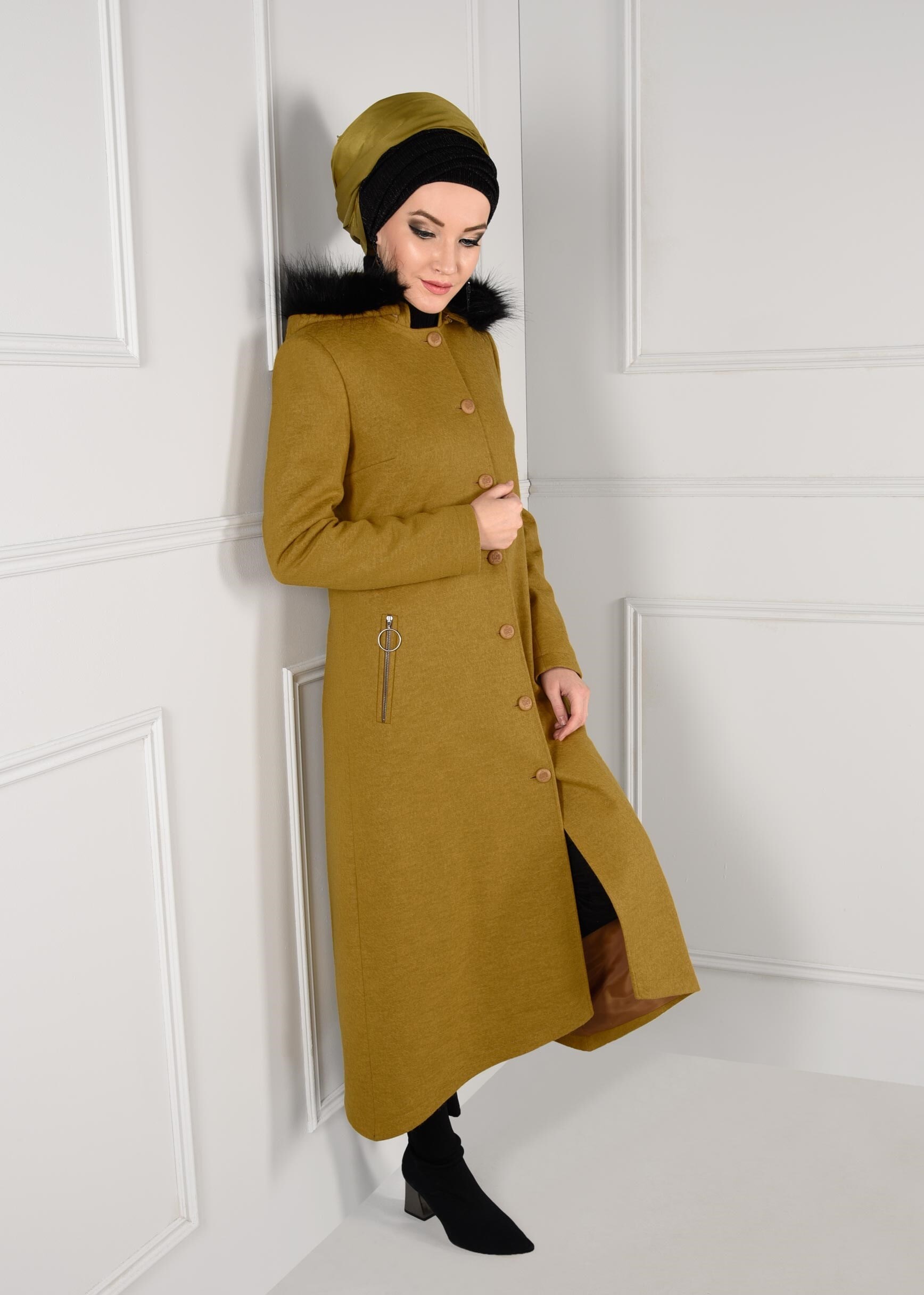 Tesettür giyim YEŞİL KAPÜŞONU PELUŞ DETAYLI CEPLERİ FERMUARLI KABAN 9744