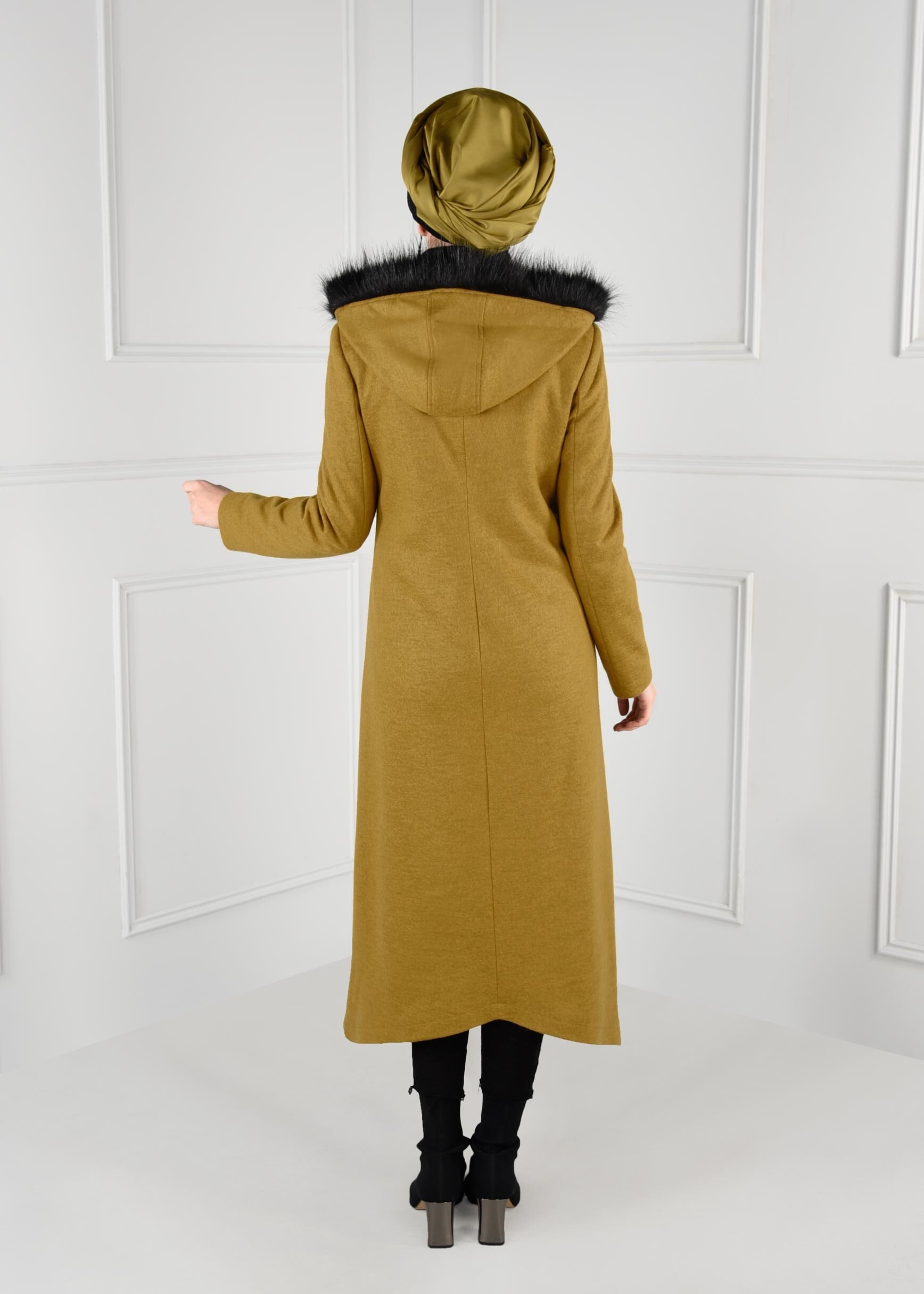 Tesettür giyim YEŞİL KAPÜŞONU PELUŞ DETAYLI CEPLERİ FERMUARLI KABAN 9744