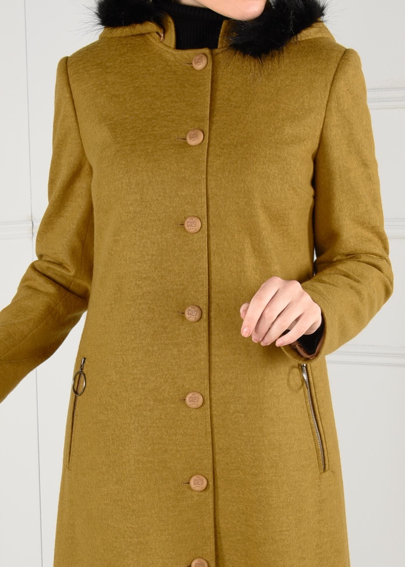 Tesettür giyim YEŞİL KAPÜŞONU PELUŞ DETAYLI CEPLERİ FERMUARLI KABAN 9744