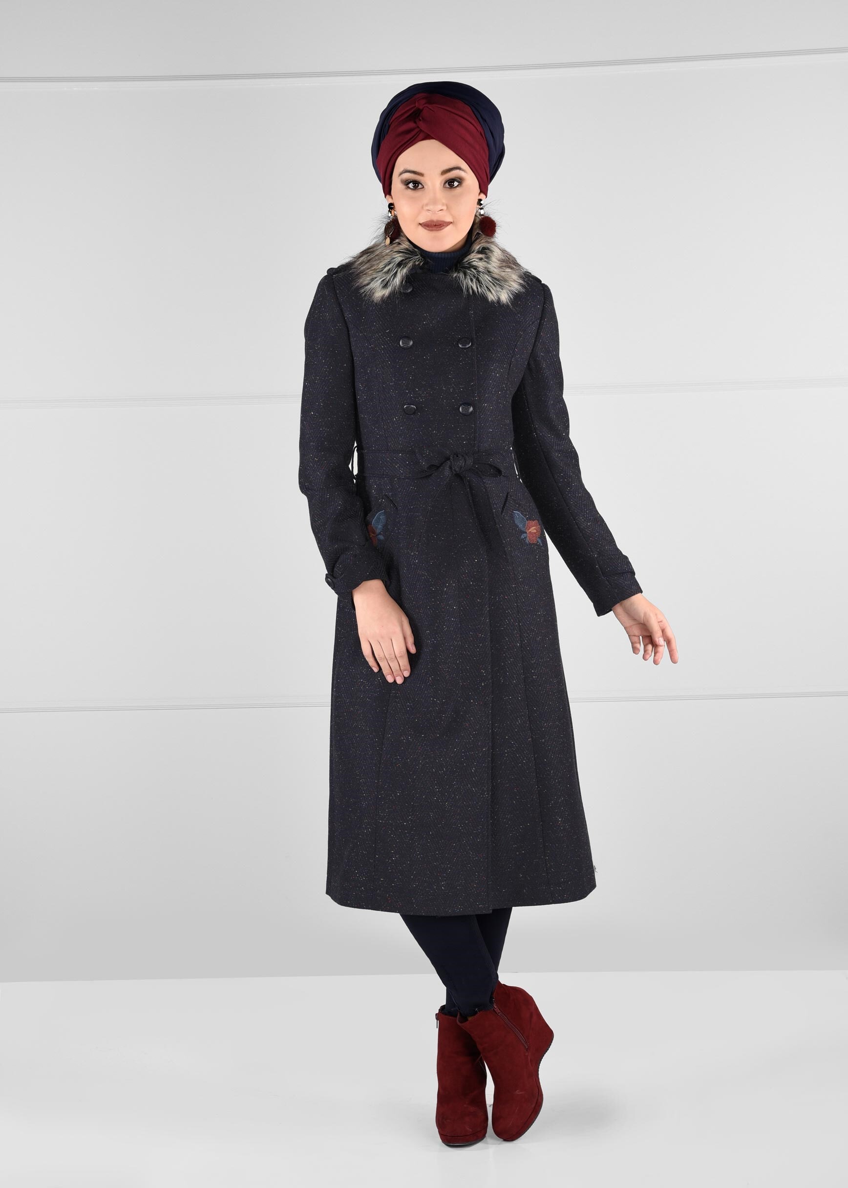 Tesettür giyim LACİVERT ARKASI İŞLEME DETAYLI YAKASI KÜRKLÜ KABAN 9745