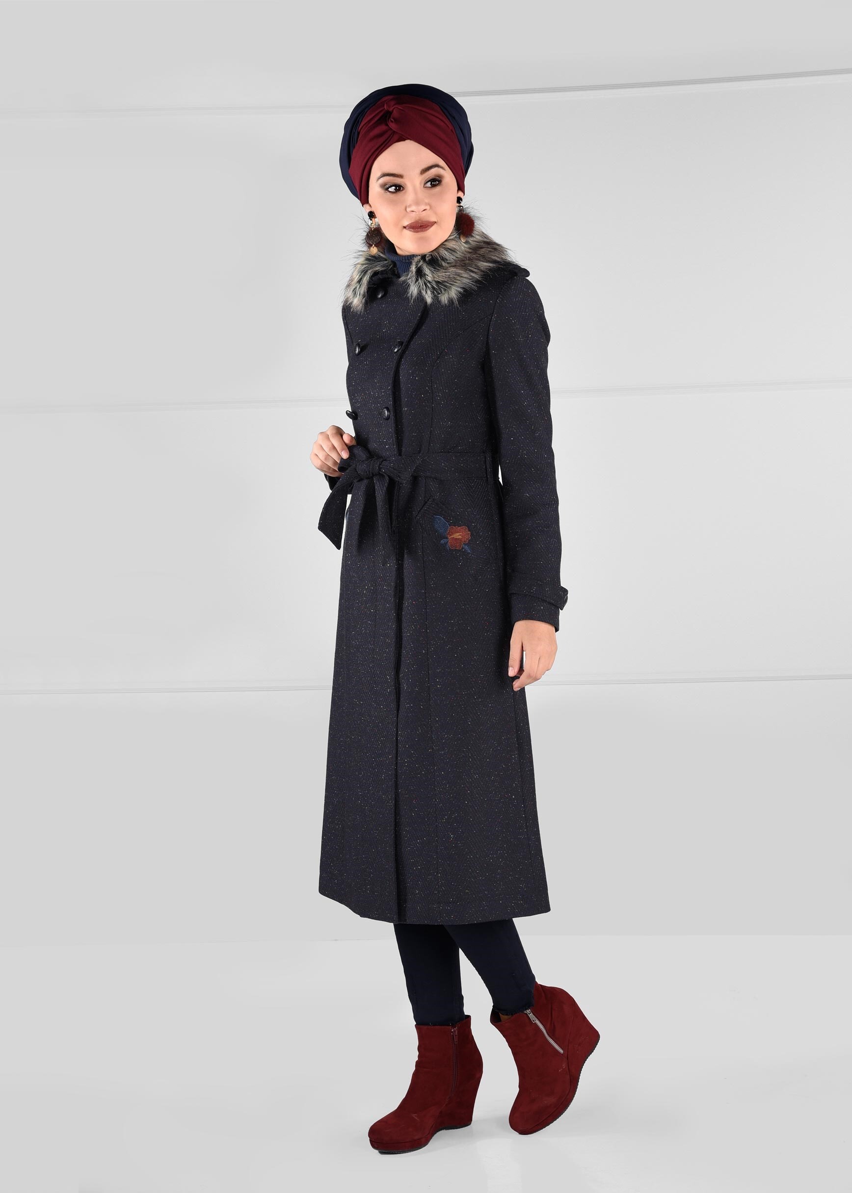 Tesettür giyim LACİVERT ARKASI İŞLEME DETAYLI YAKASI KÜRKLÜ KABAN 9745