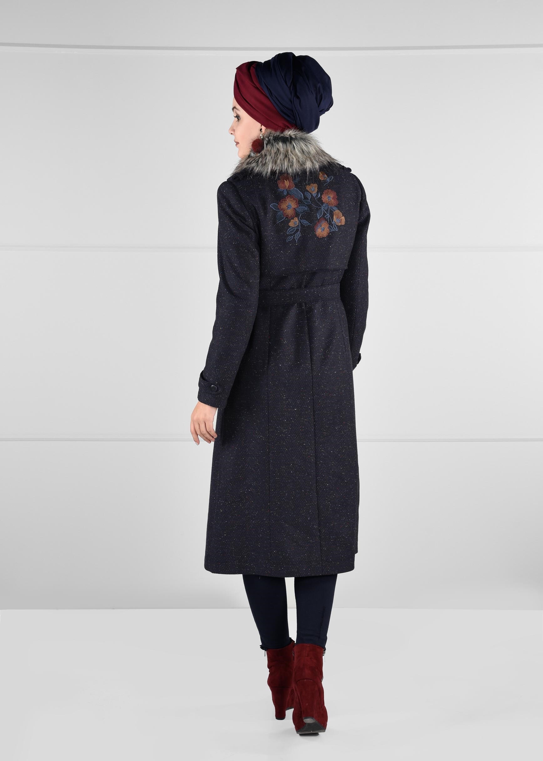 Tesettür giyim LACİVERT ARKASI İŞLEME DETAYLI YAKASI KÜRKLÜ KABAN 9745