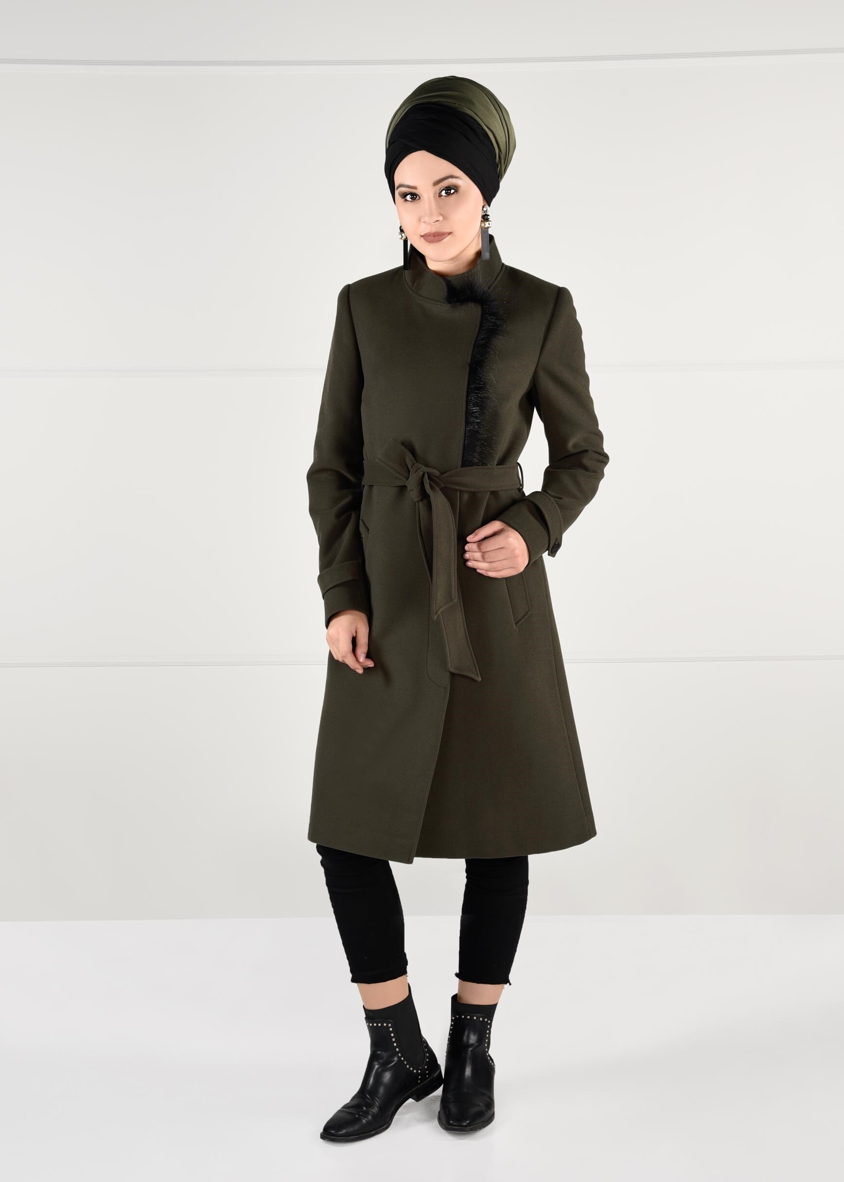 Tesettür giyim HAKİ PELUŞ DETAYLI KUŞAKLI KABAN 9752