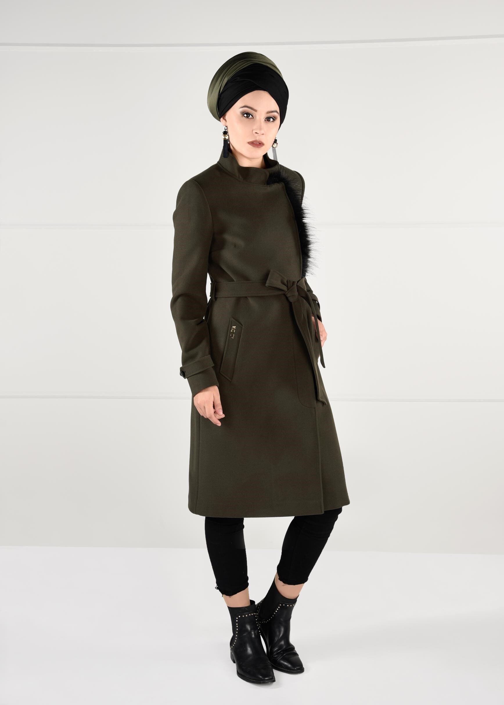 Tesettür giyim HAKİ PELUŞ DETAYLI KUŞAKLI KABAN 9752