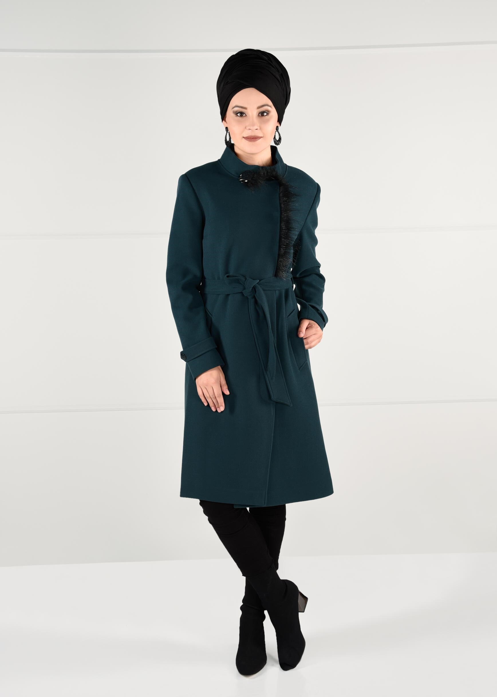Tesettür giyim YEŞİL PELUŞ DETAYLI KUŞAKLI KABAN 9752