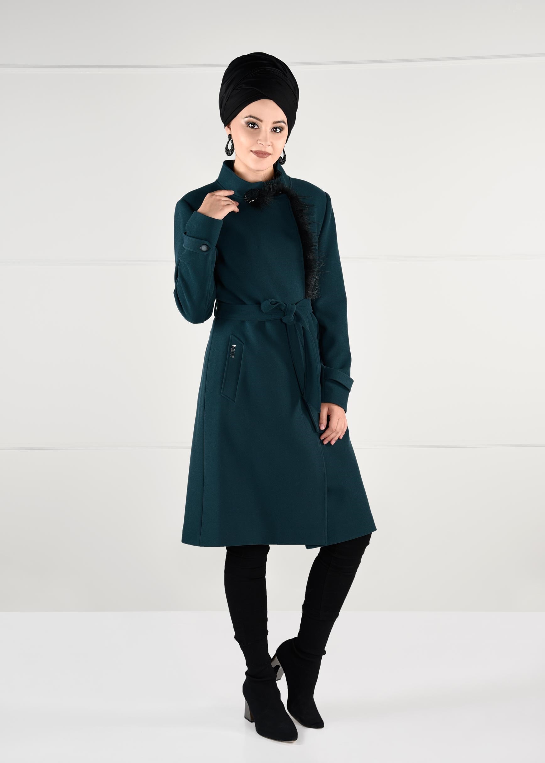 Tesettür giyim YEŞİL PELUŞ DETAYLI KUŞAKLI KABAN 9752