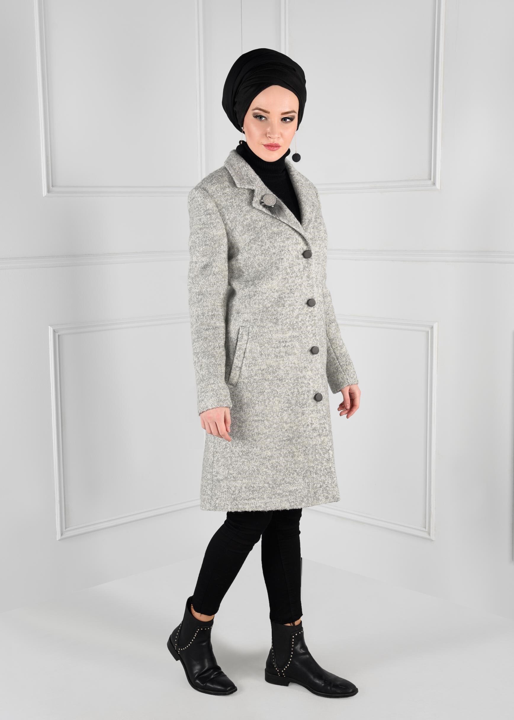 Tesettür giyim GRİ BROŞLU DÜĞMELİ KEÇE KABAN 9757 