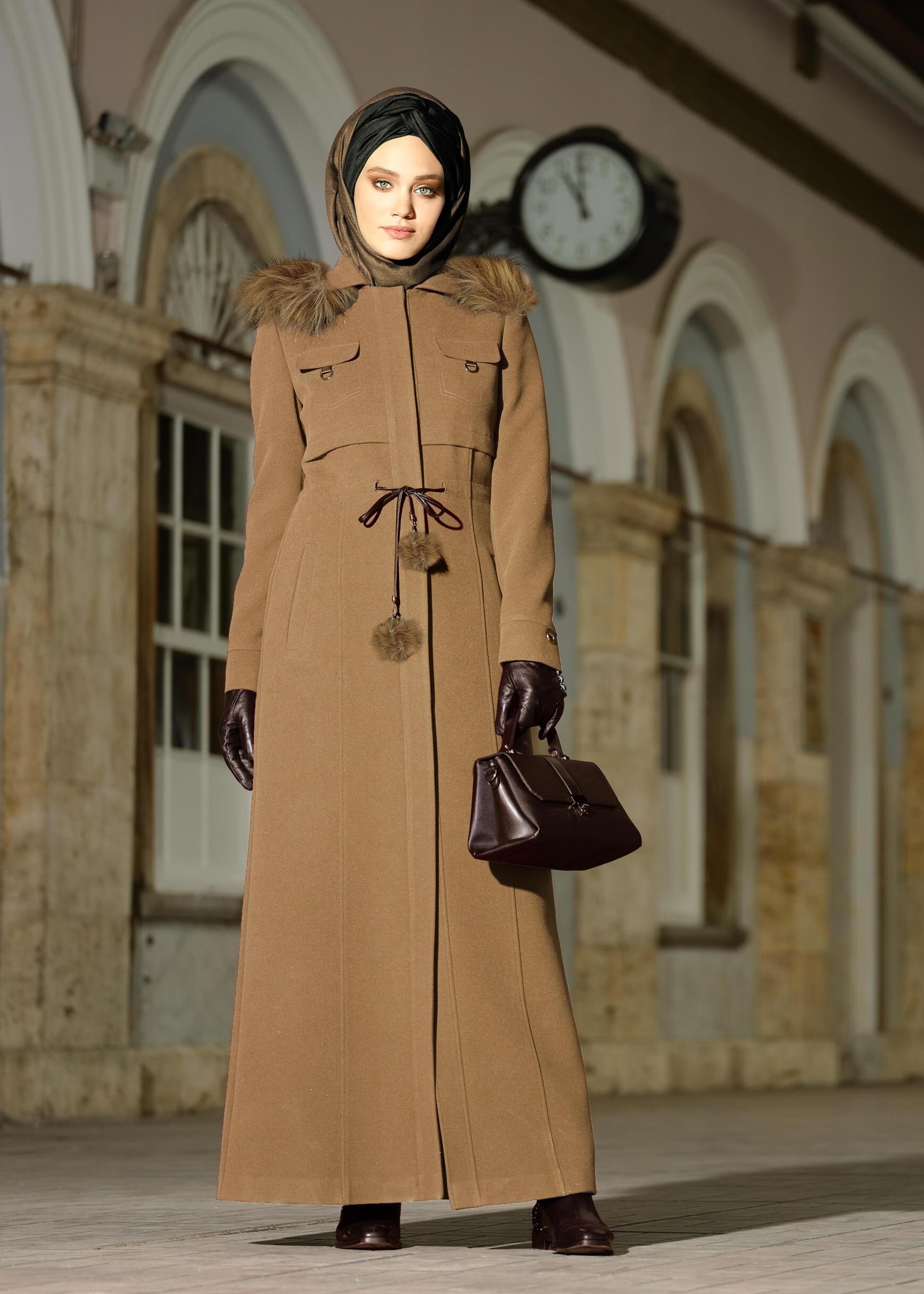 Tesettür giyim KAHVE BELDEN BAĞCIKLI KAPÜŞONU KÜRKLÜ KAŞE MANTO 9630