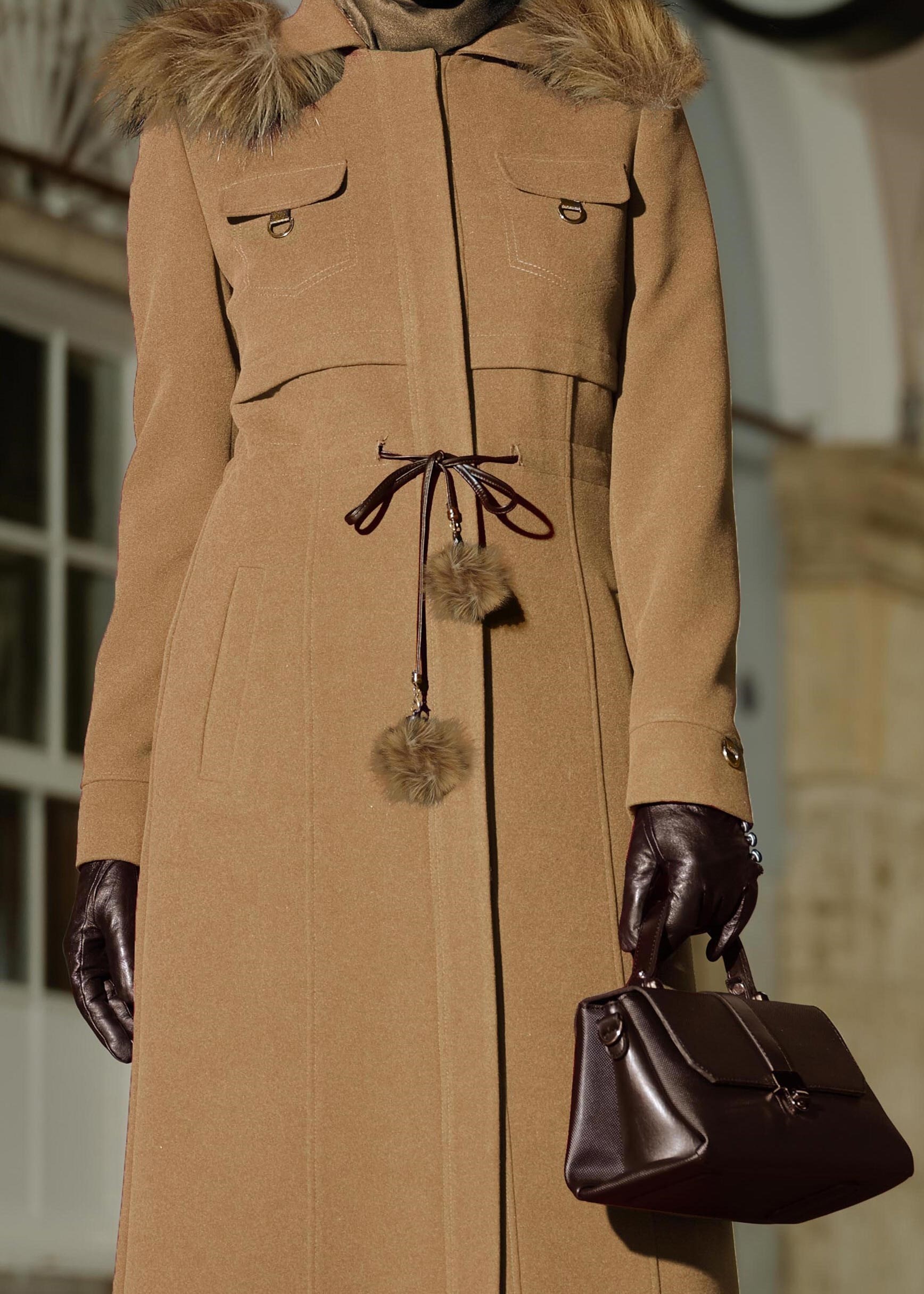 Tesettür giyim KAHVE BELDEN BAĞCIKLI KAPÜŞONU KÜRKLÜ KAŞE MANTO 9630