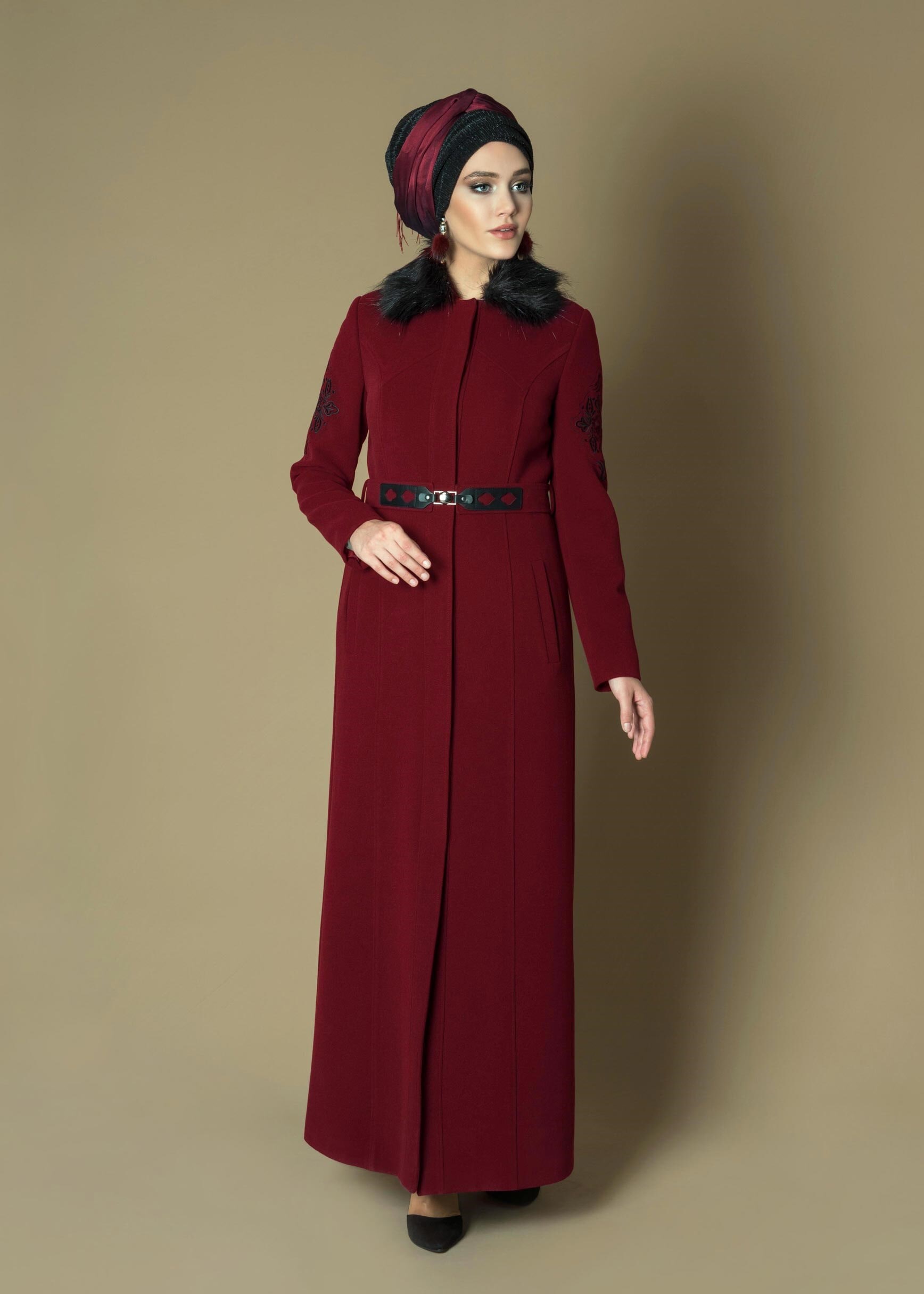 Tesettür giyim BORDO YAKASI KÜRKLÜ NAKIŞ İŞLEMELİ KEMERLİ MANTO 9631
