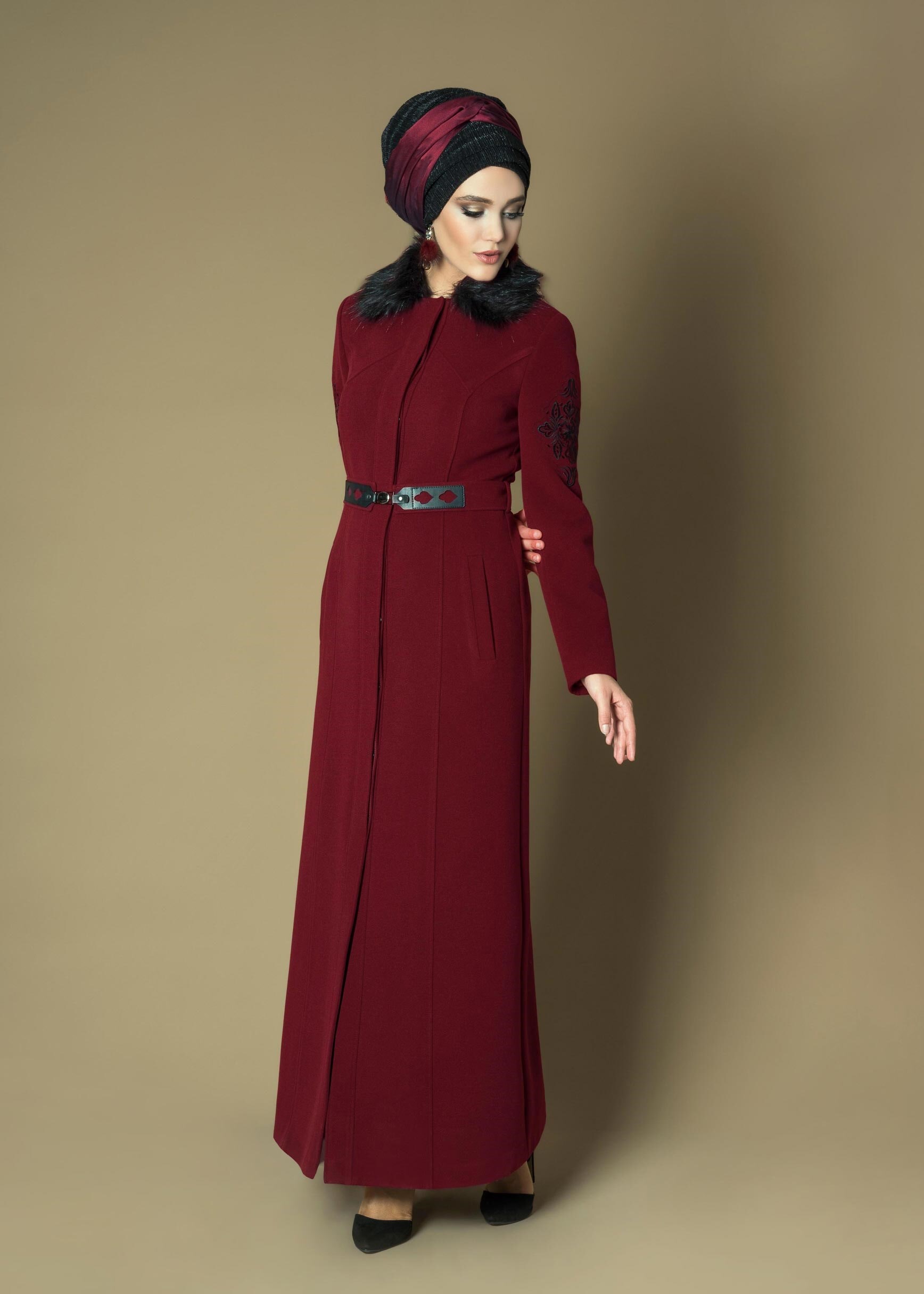 Tesettür giyim BORDO YAKASI KÜRKLÜ NAKIŞ İŞLEMELİ KEMERLİ MANTO 9631