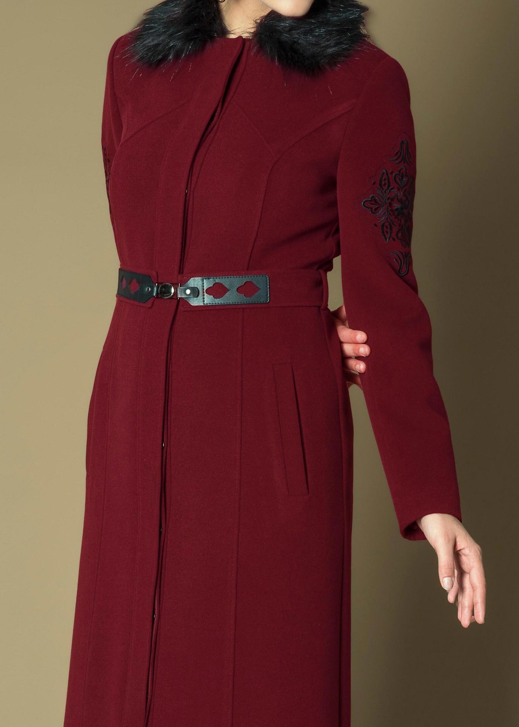 Tesettür giyim BORDO YAKASI KÜRKLÜ NAKIŞ İŞLEMELİ KEMERLİ MANTO 9631