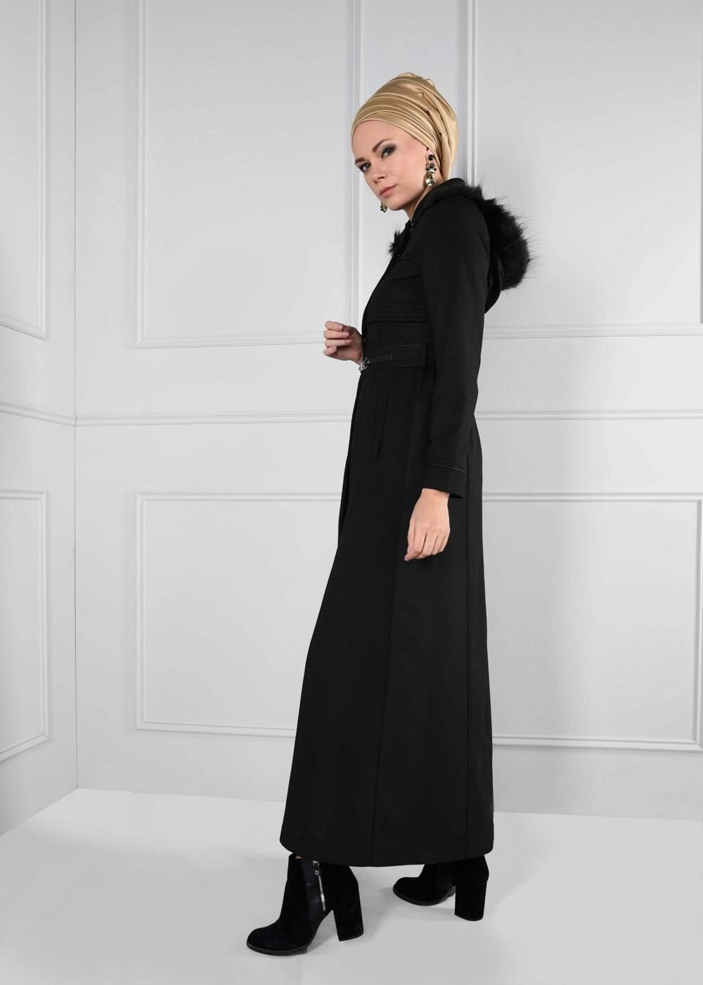 Tesettür giyim SİYAH KAPÜŞONU PELUŞ DETAYLI KEMERLİ MANTO 9632