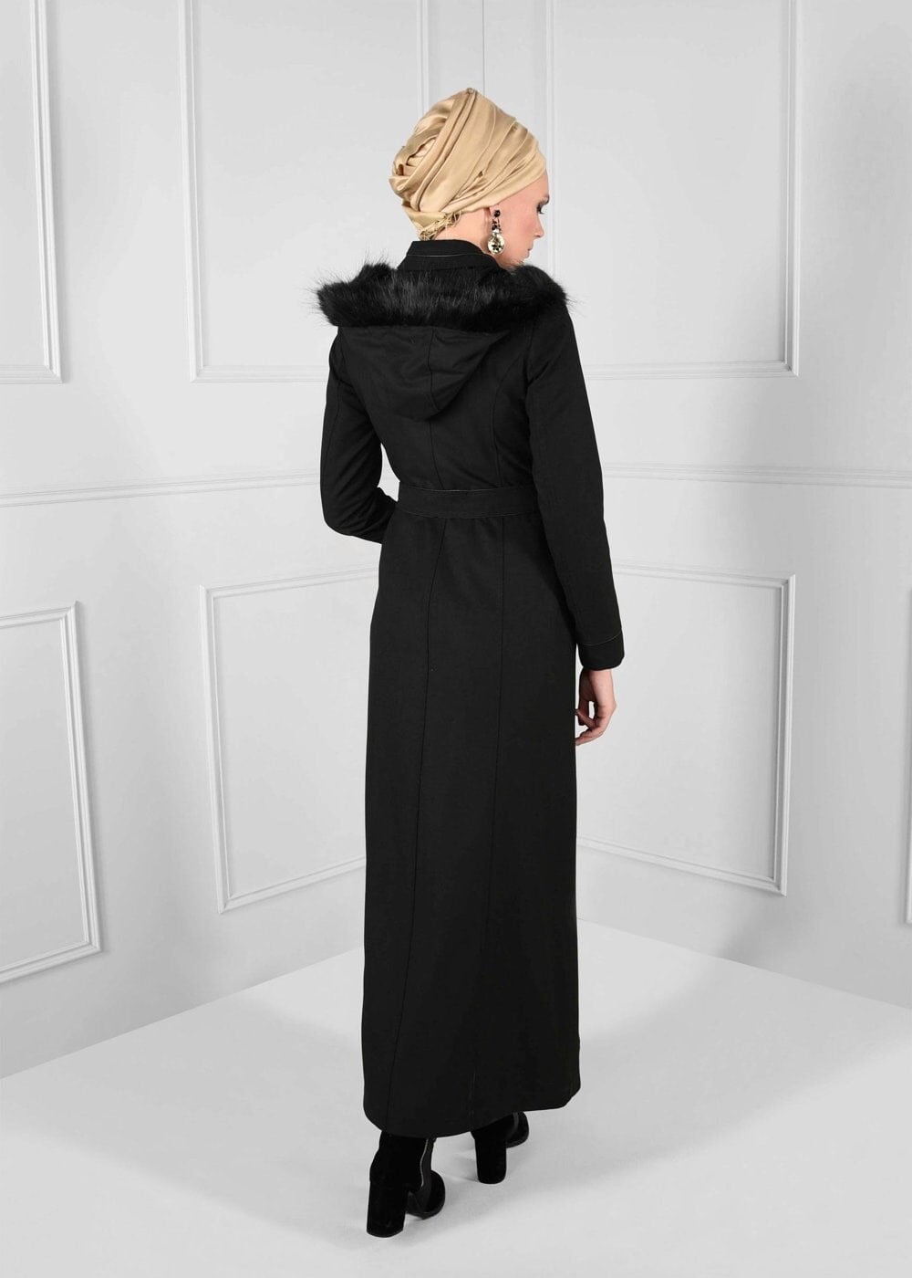 Tesettür giyim SİYAH KAPÜŞONU PELUŞ DETAYLI KEMERLİ MANTO 9632