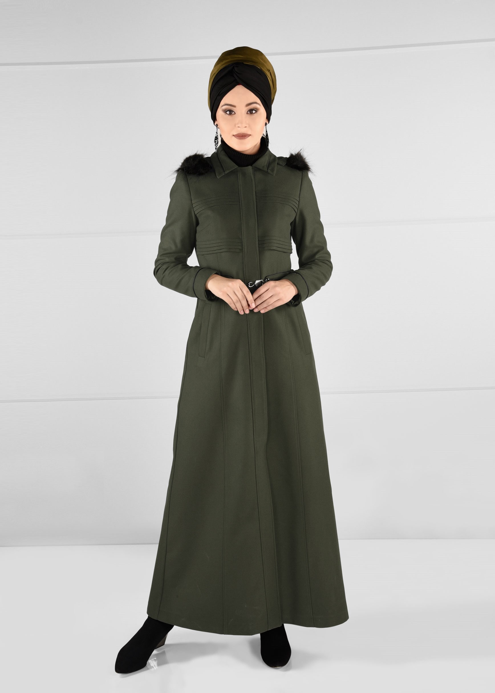 Tesettür giyim HAKİ KAPÜŞONU PELUŞ DETAYLI KEMERLİ MANTO 9632