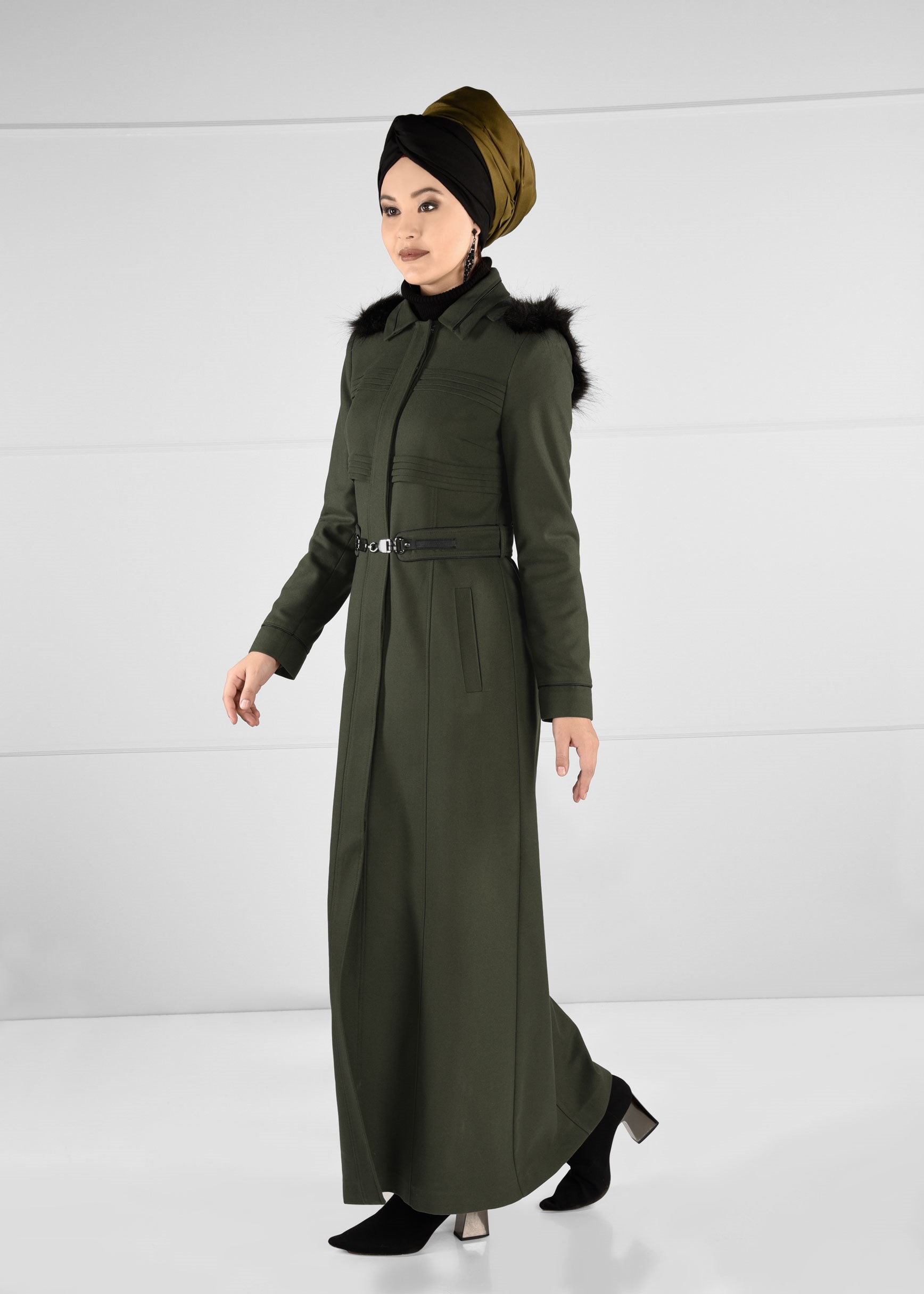 Tesettür giyim HAKİ KAPÜŞONU PELUŞ DETAYLI KEMERLİ MANTO 9632