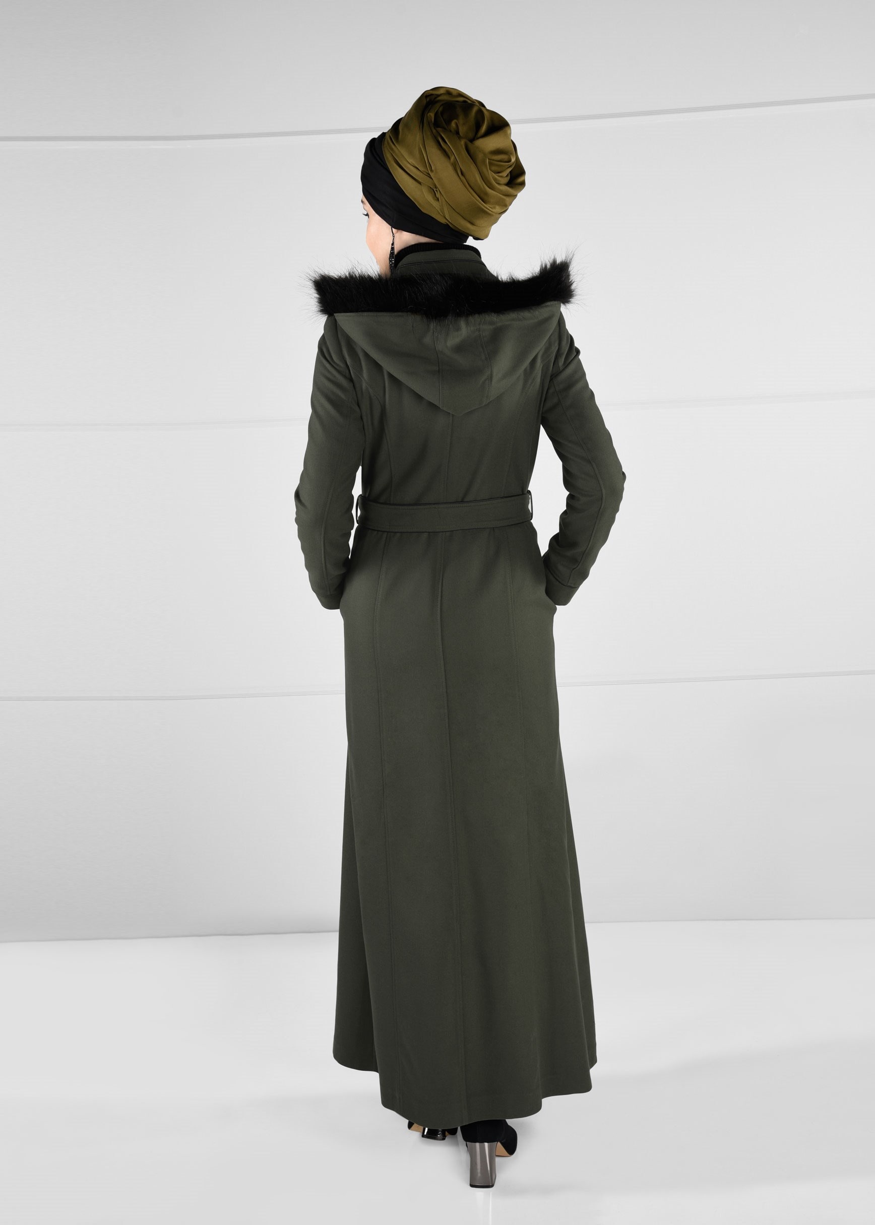 Tesettür giyim HAKİ KAPÜŞONU PELUŞ DETAYLI KEMERLİ MANTO 9632