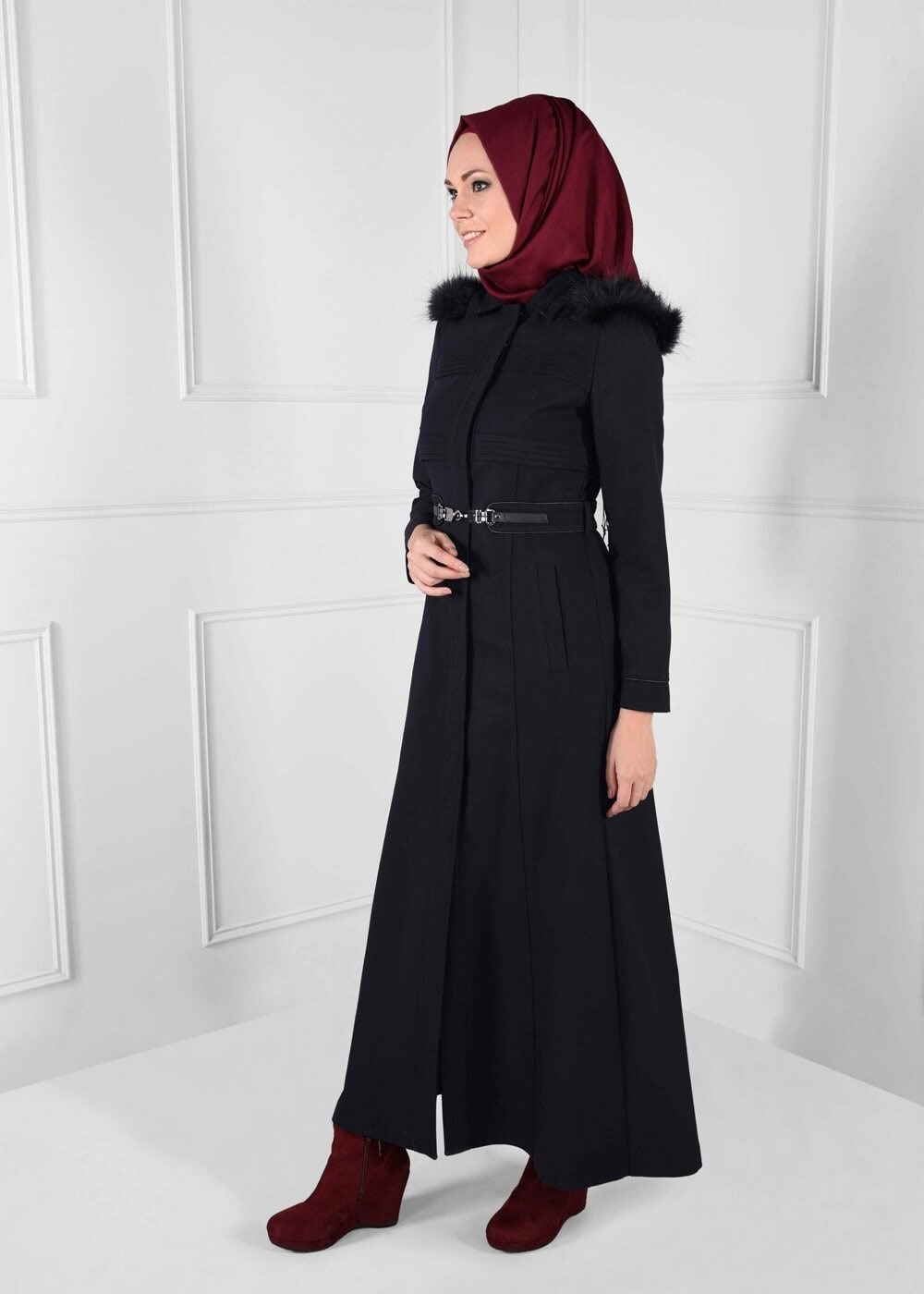 Tesettür giyim LACİVERT KAPÜŞONU PELUŞ DETAYLI KEMERLİ MANTO 9632