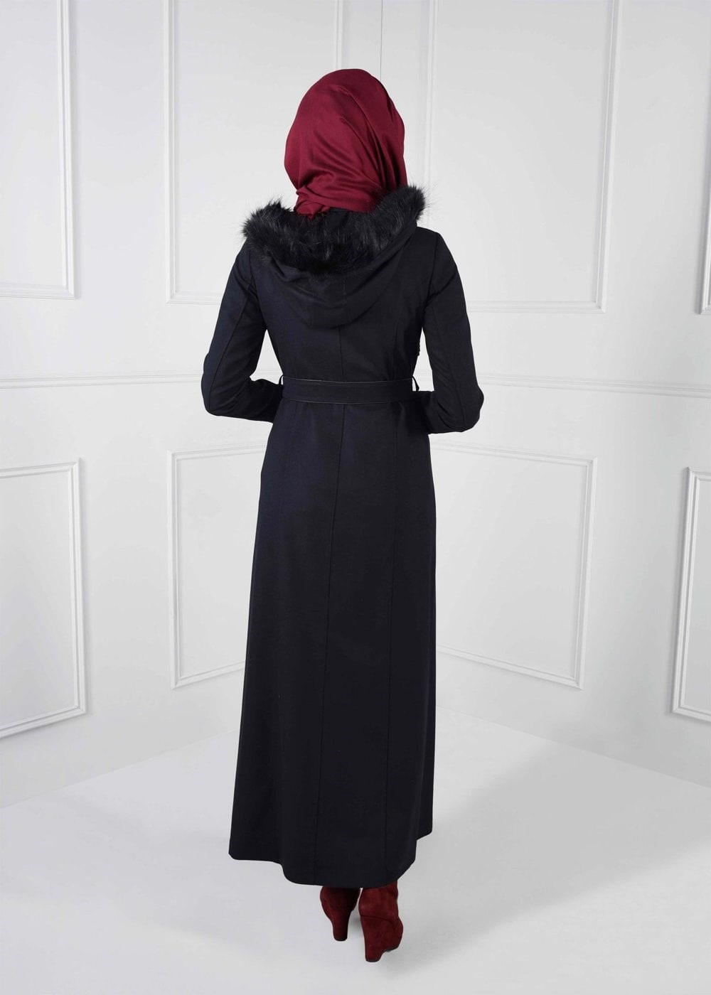Tesettür giyim LACİVERT KAPÜŞONU PELUŞ DETAYLI KEMERLİ MANTO 9632