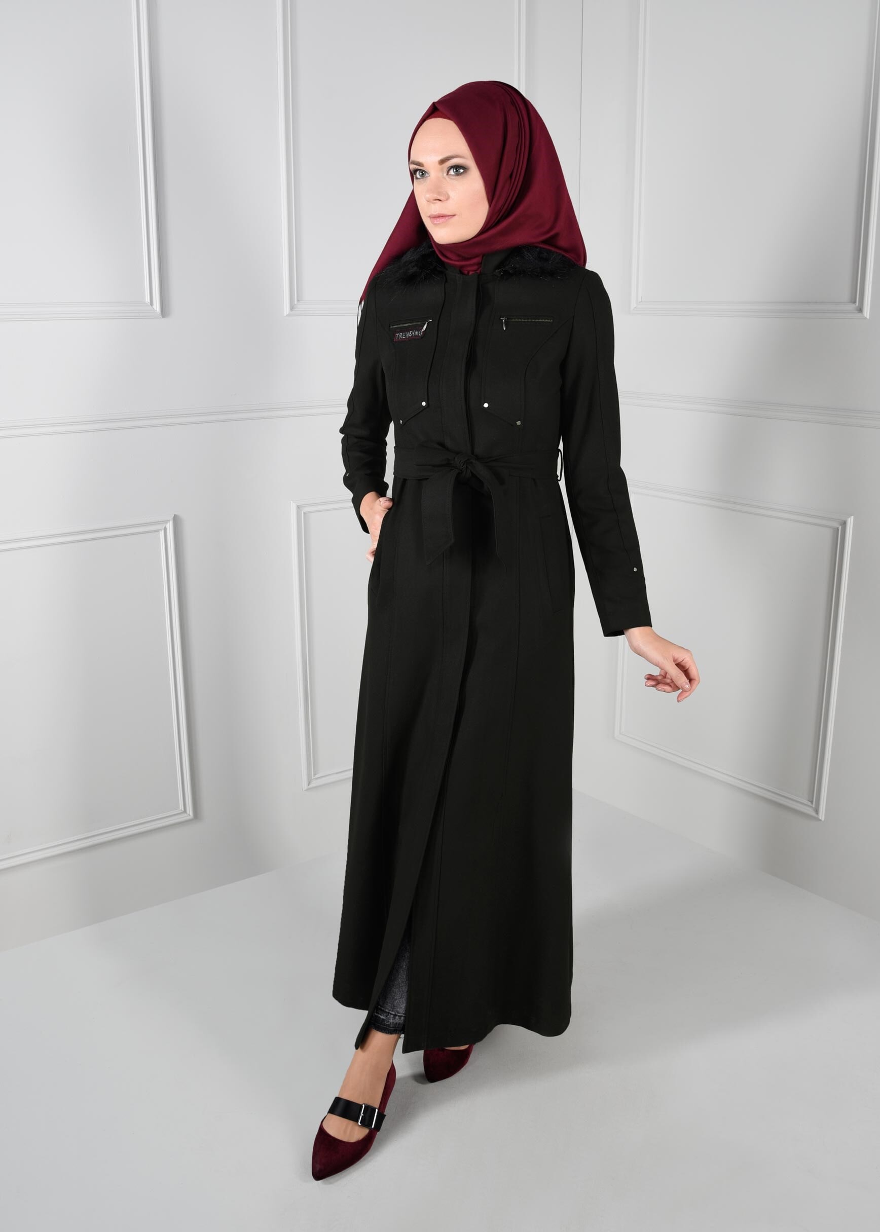 Tesettür giyim SİYAH KAPÜŞONLU KÜRKLÜ KUŞAKLI MANTO 9633