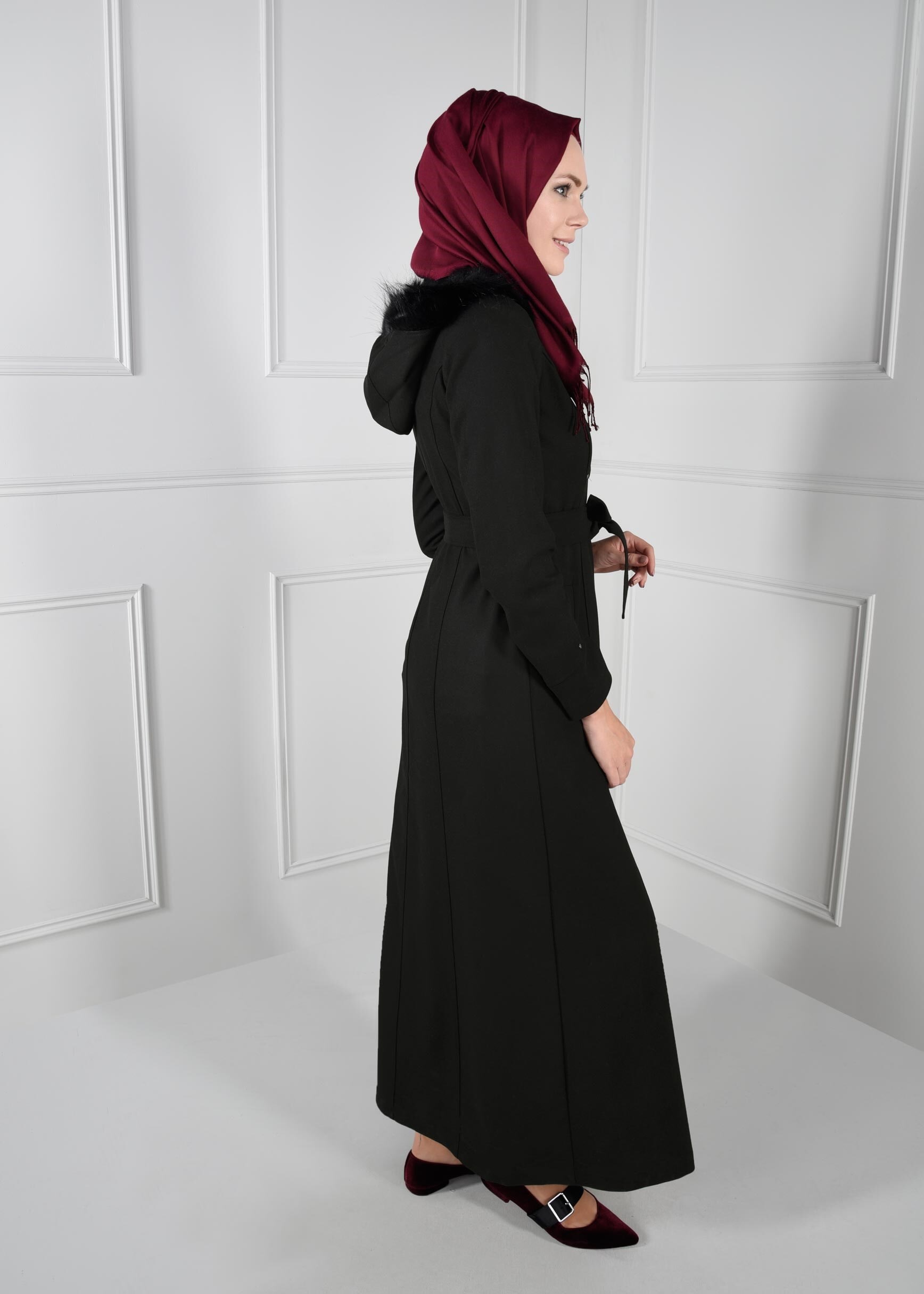 Tesettür giyim SİYAH KAPÜŞONLU KÜRKLÜ KUŞAKLI MANTO 9633