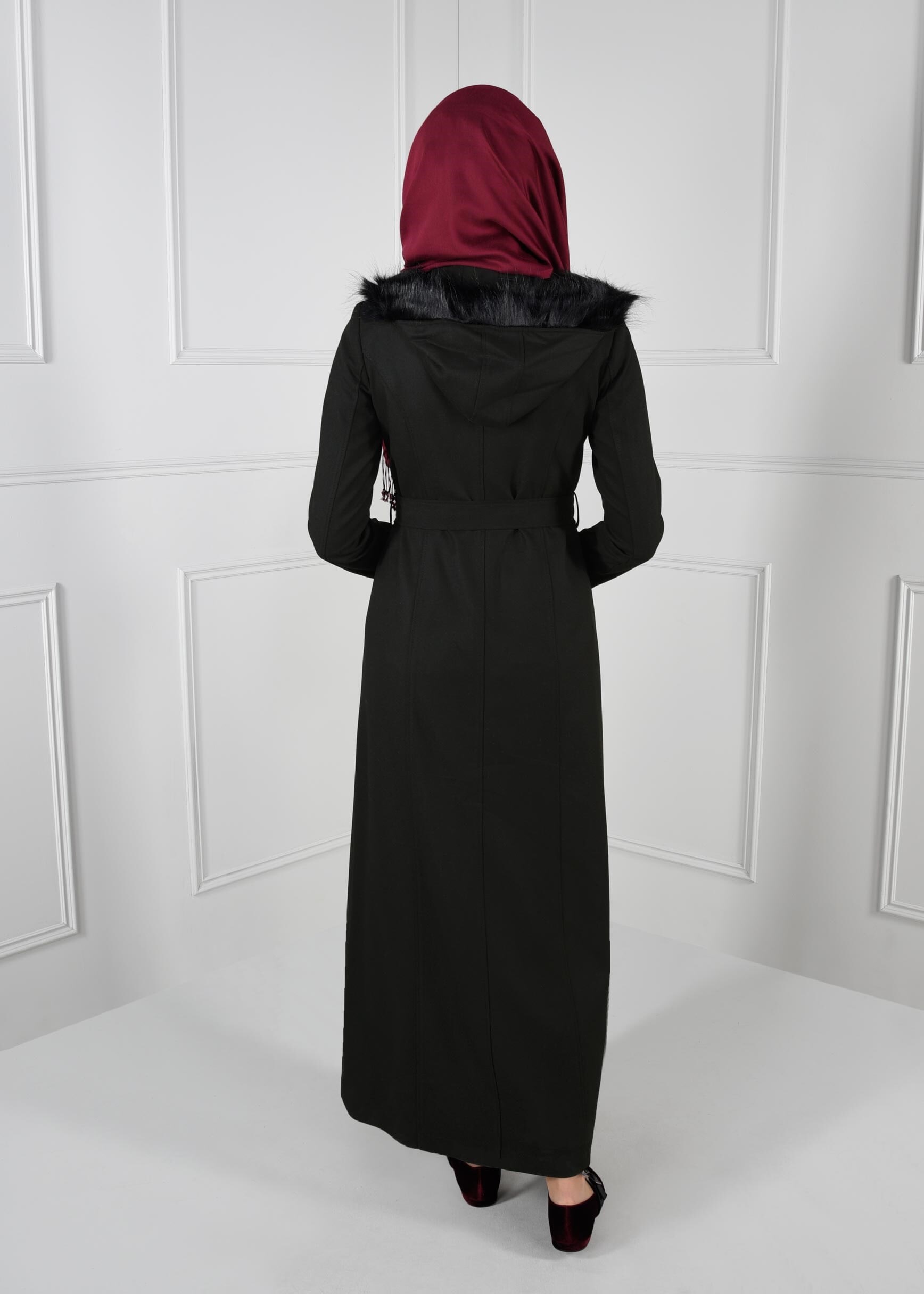 Tesettür giyim SİYAH KAPÜŞONLU KÜRKLÜ KUŞAKLI MANTO 9633
