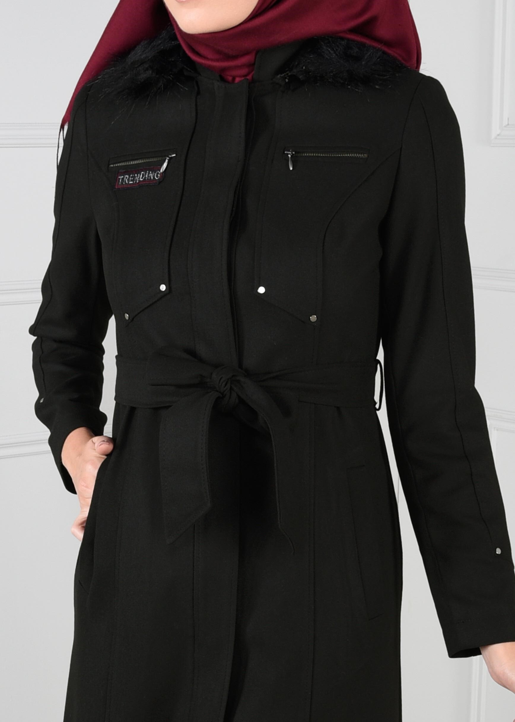 Tesettür giyim SİYAH KAPÜŞONLU KÜRKLÜ KUŞAKLI MANTO 9633