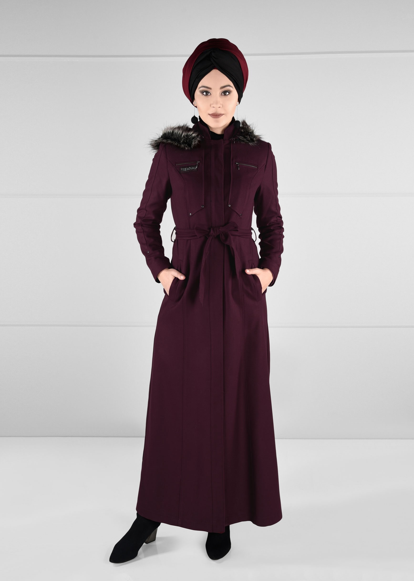 Tesettür giyim BORDO KAPÜŞONLU KÜRKLÜ KUŞAKLI MANTO 9633