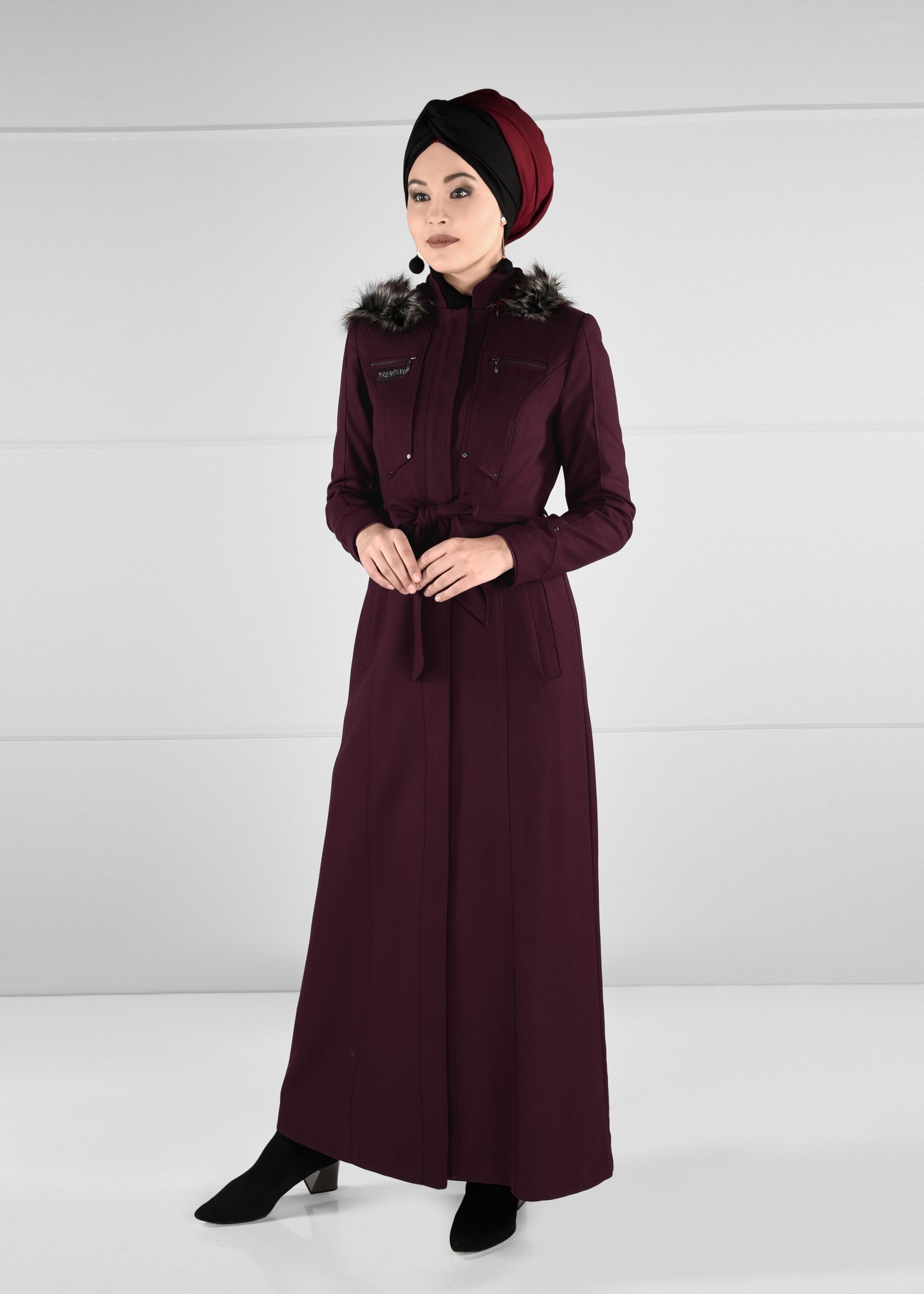 Tesettür giyim BORDO KAPÜŞONLU KÜRKLÜ KUŞAKLI MANTO 9633