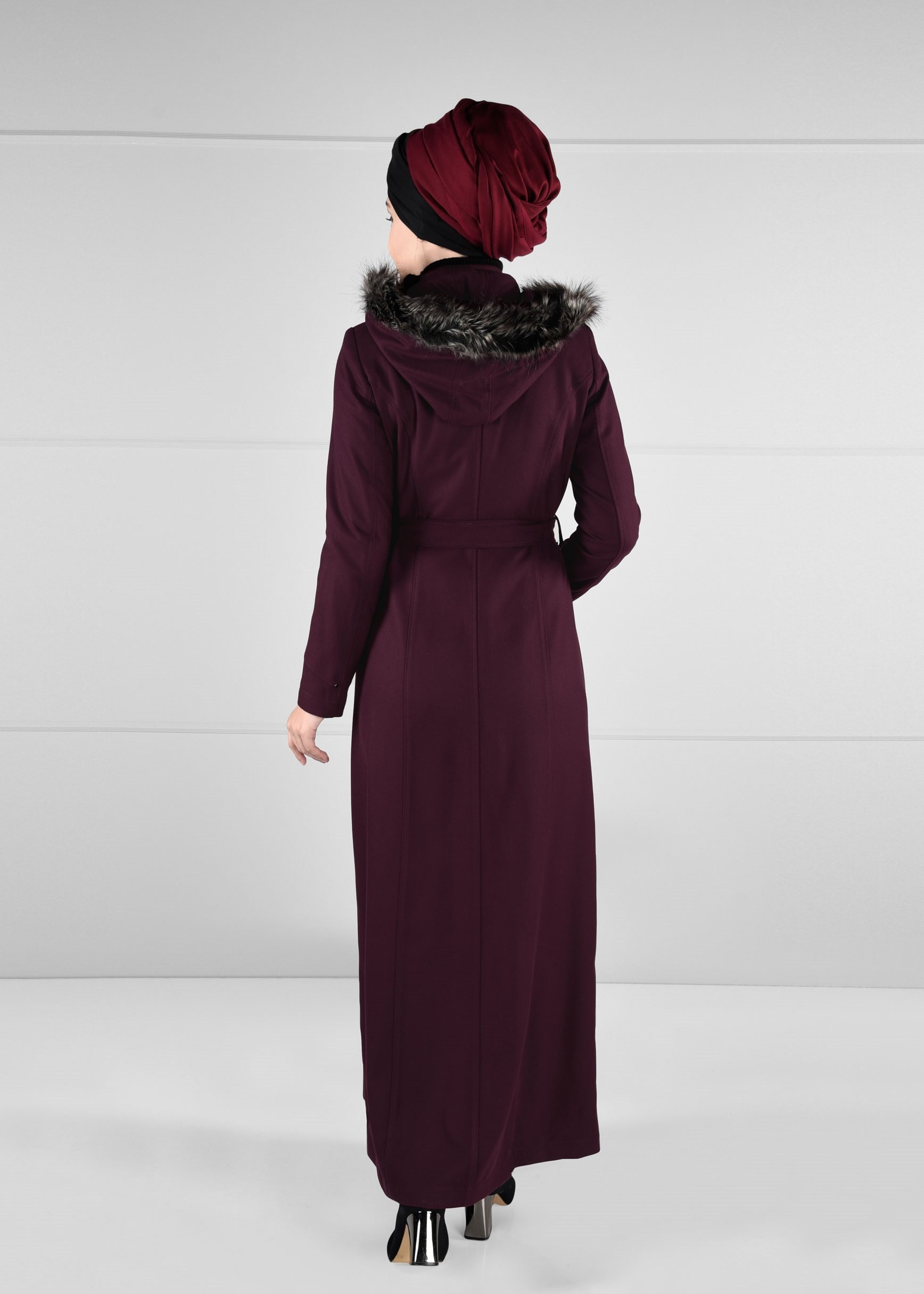 Tesettür giyim BORDO KAPÜŞONLU KÜRKLÜ KUŞAKLI MANTO 9633