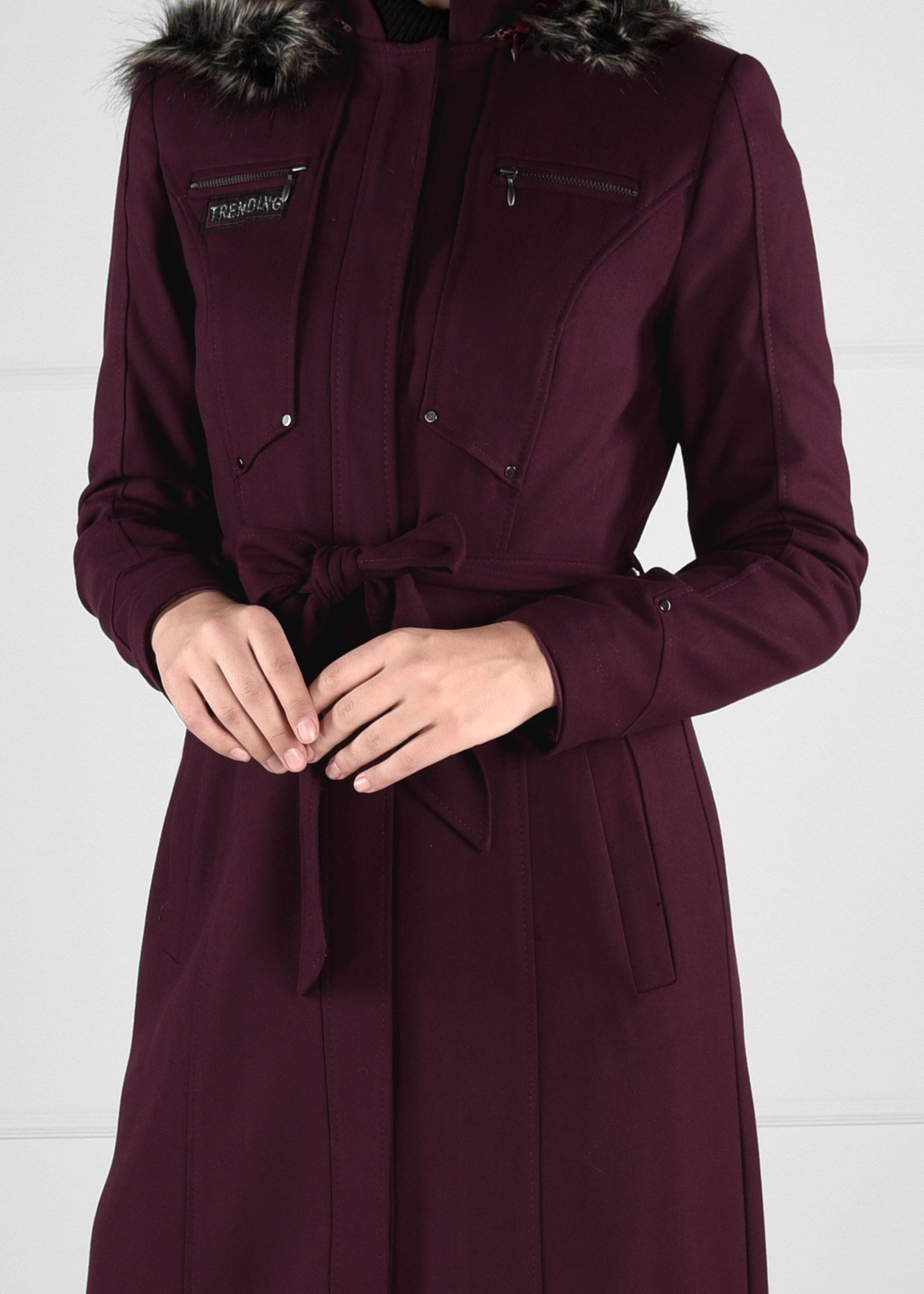 Tesettür giyim BORDO KAPÜŞONLU KÜRKLÜ KUŞAKLI MANTO 9633