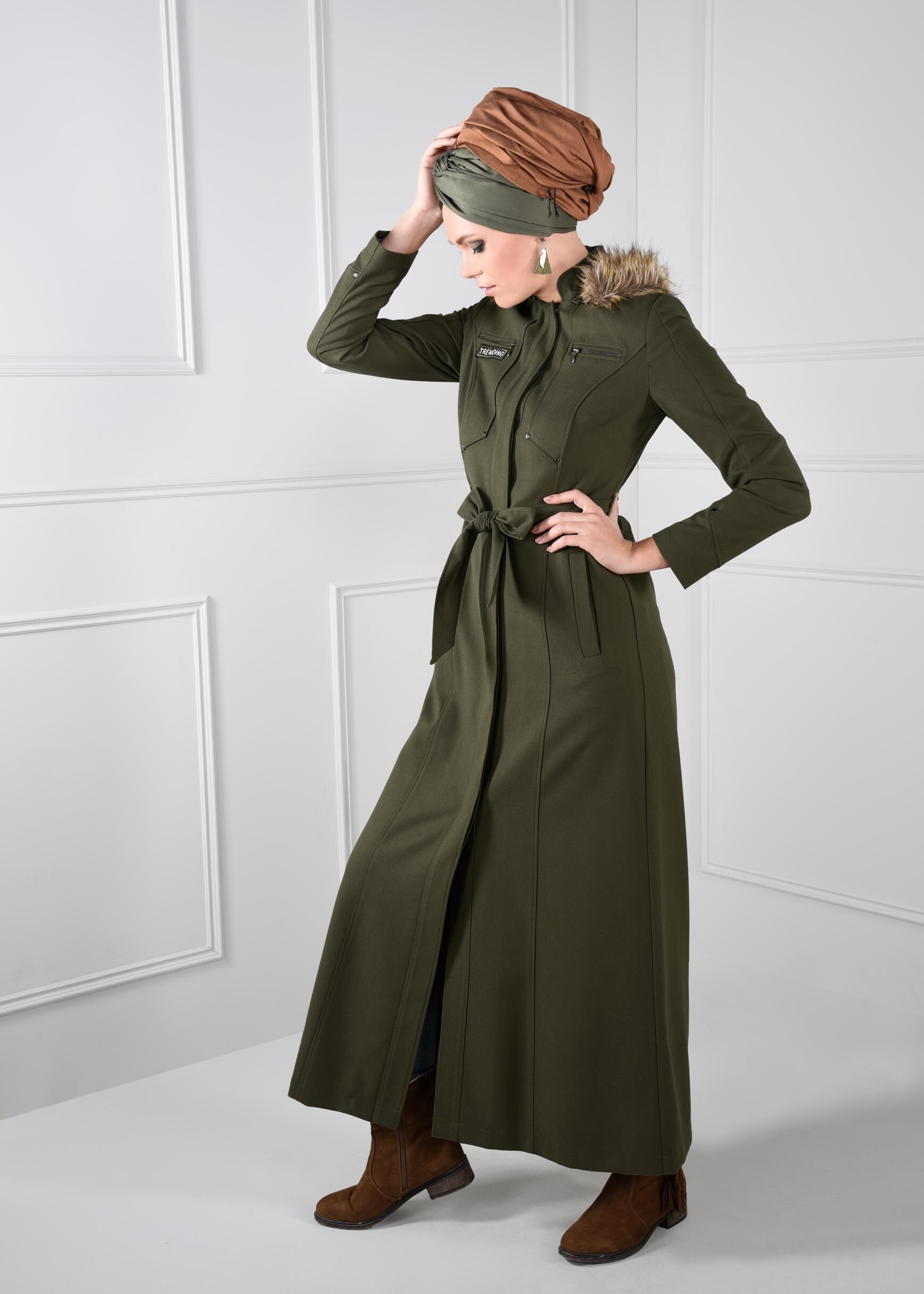 Tesettür giyim HAKİ KAPÜŞONLU KÜRKLÜ KUŞAKLI MANTO 9633