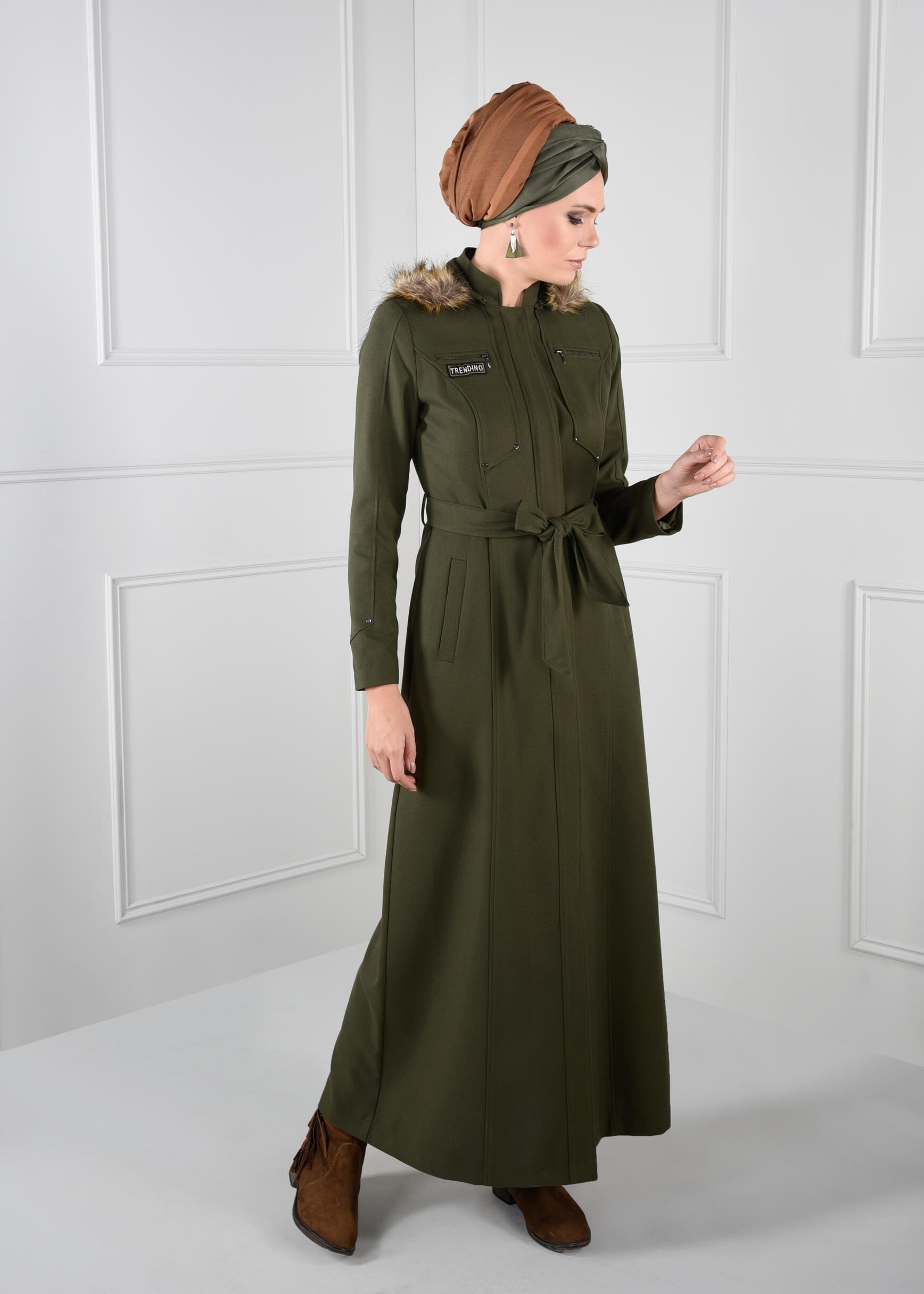 Tesettür giyim HAKİ KAPÜŞONLU KÜRKLÜ KUŞAKLI MANTO 9633