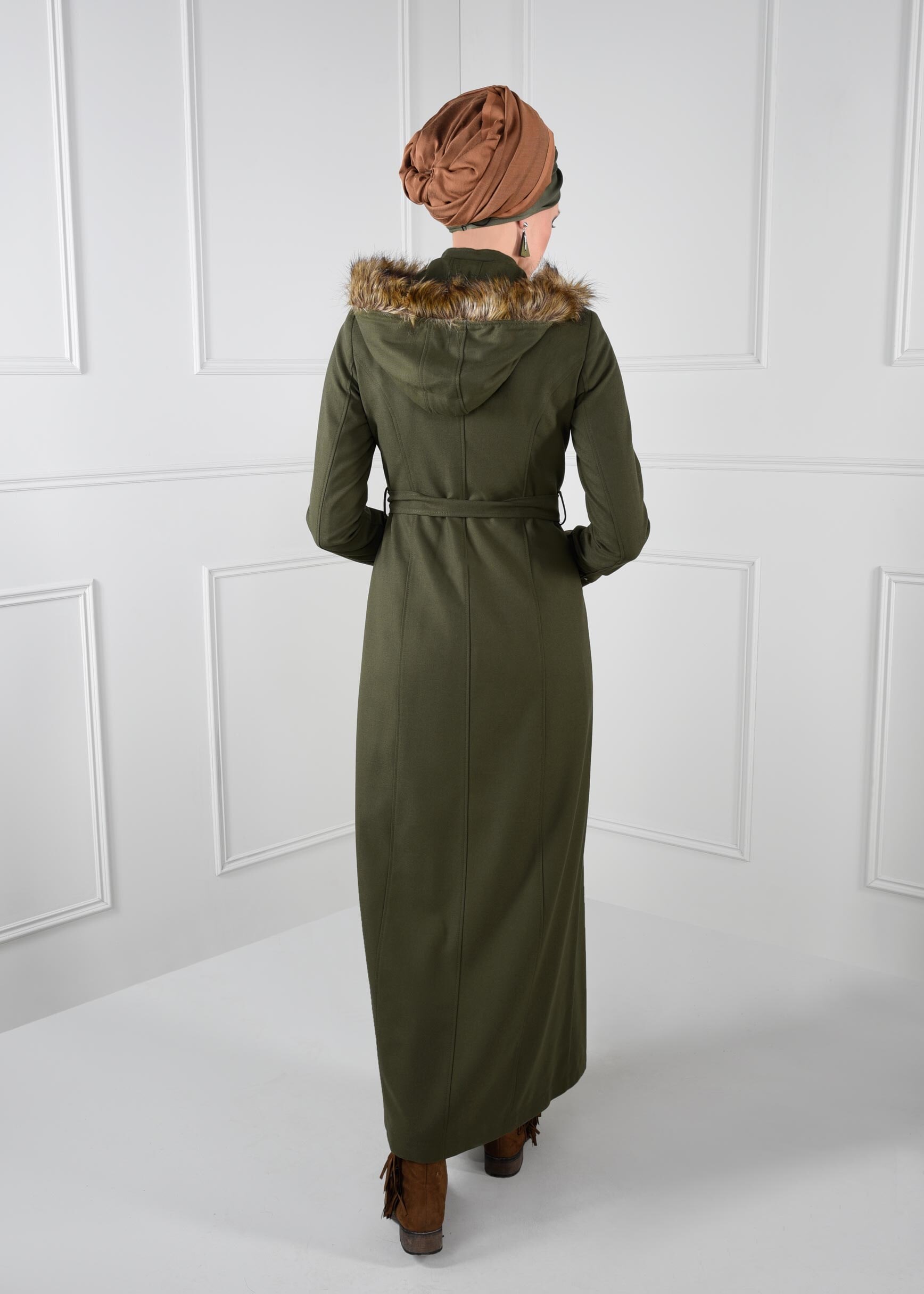 Tesettür giyim HAKİ KAPÜŞONLU KÜRKLÜ KUŞAKLI MANTO 9633