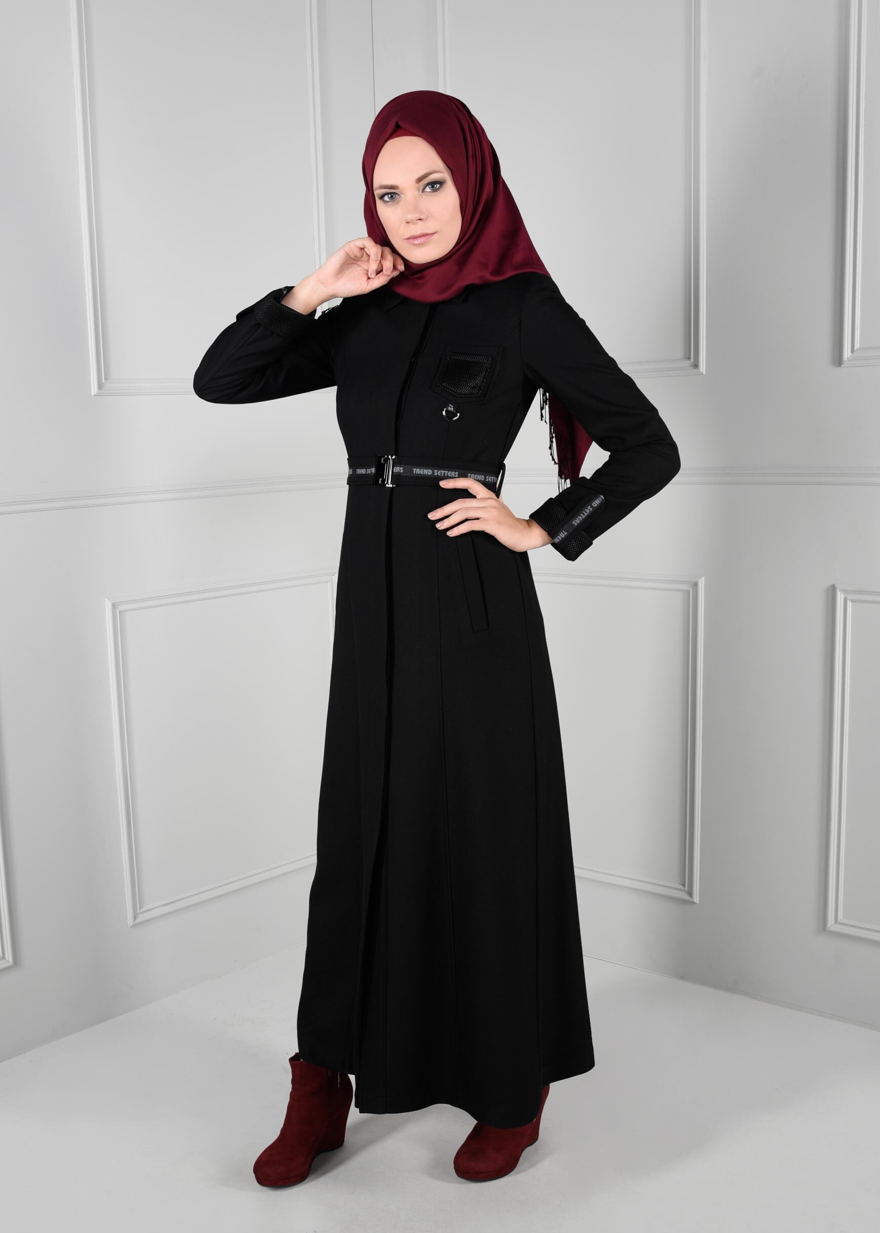 Tesettür giyim SİYAH KEMER DETAYLI CEPLİ KAPÜŞONLU MANTO 9634