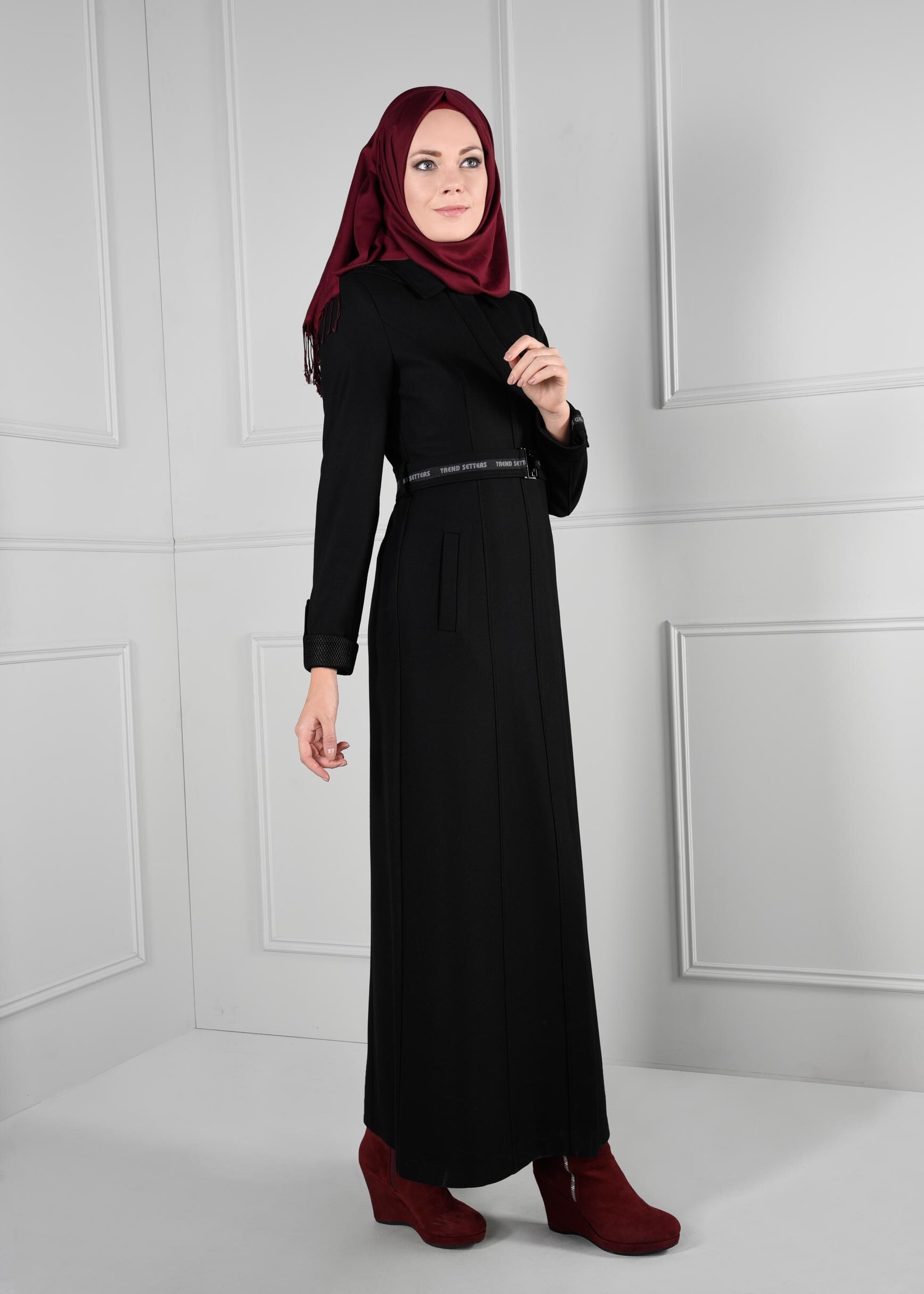 Tesettür giyim SİYAH KEMER DETAYLI CEPLİ KAPÜŞONLU MANTO 9634