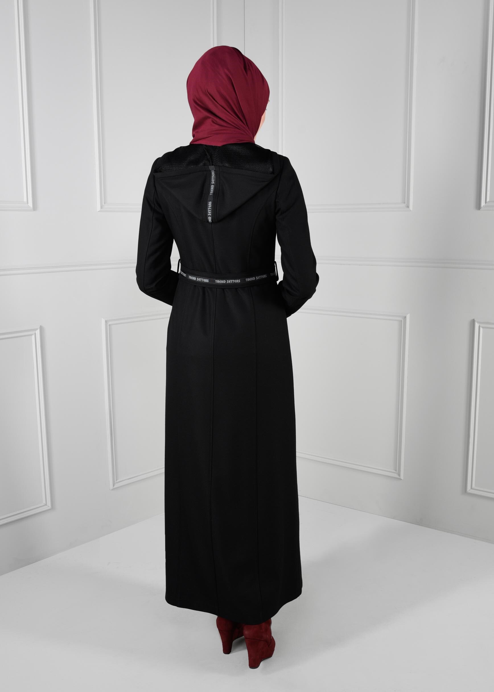 Tesettür giyim SİYAH KEMER DETAYLI CEPLİ KAPÜŞONLU MANTO 9634