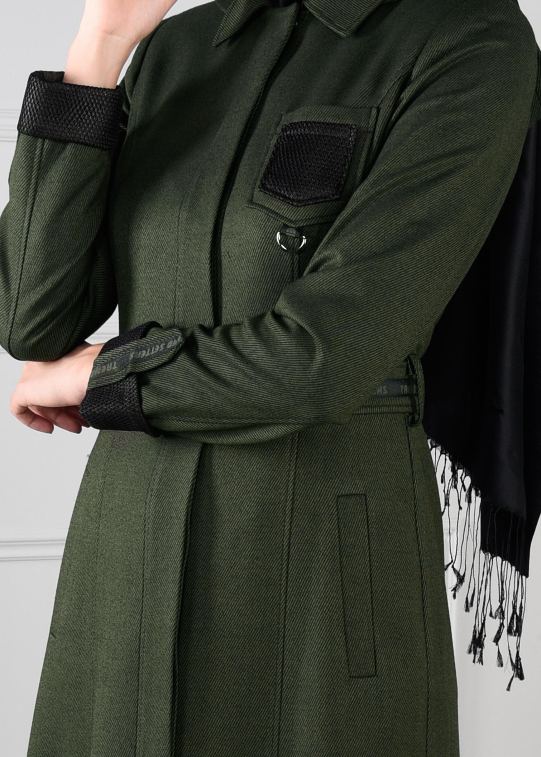 Tesettür giyim HAKİ KEMER DETAYLI CEPLİ KAPÜŞONLU MANTO 9634