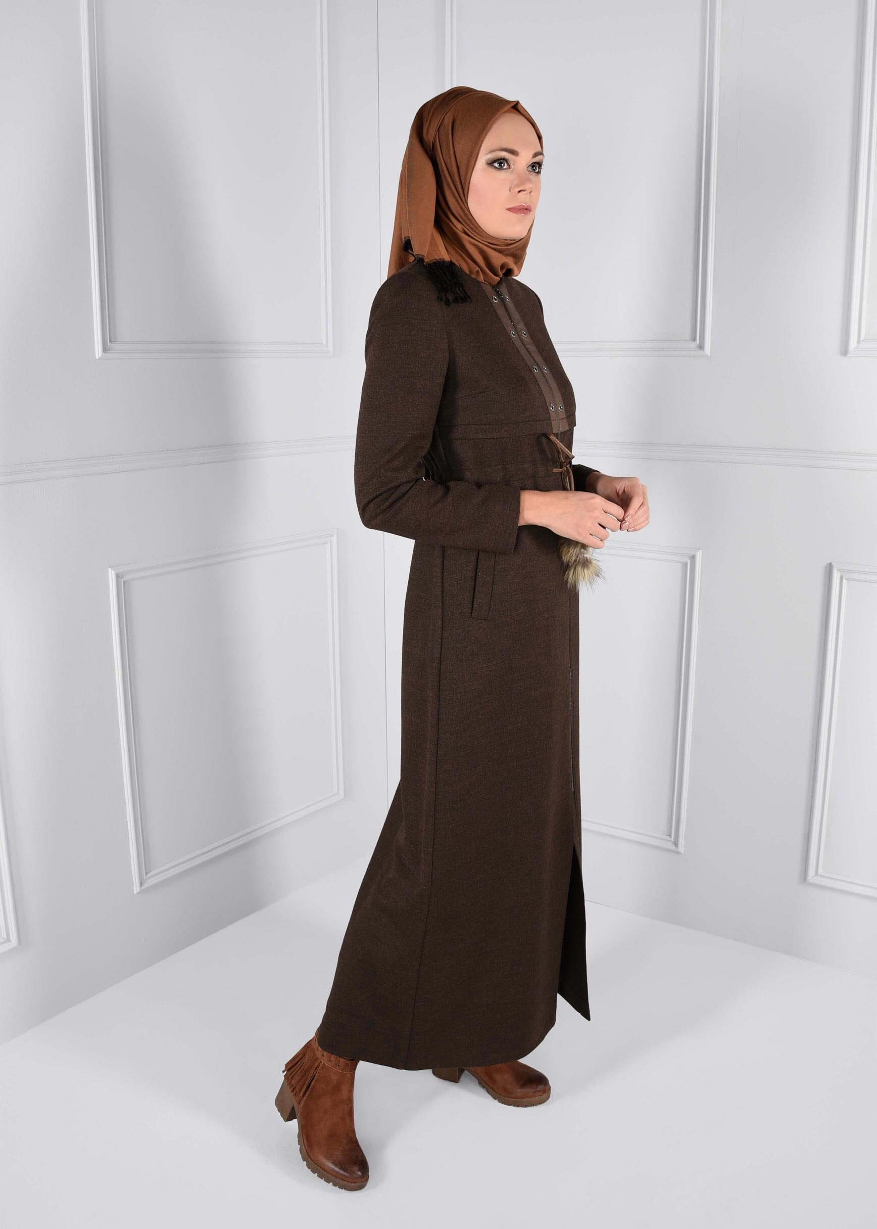 Tesettür giyim KAHVE BELDEN BAĞCIKLI CEPLİ MANTO 9644