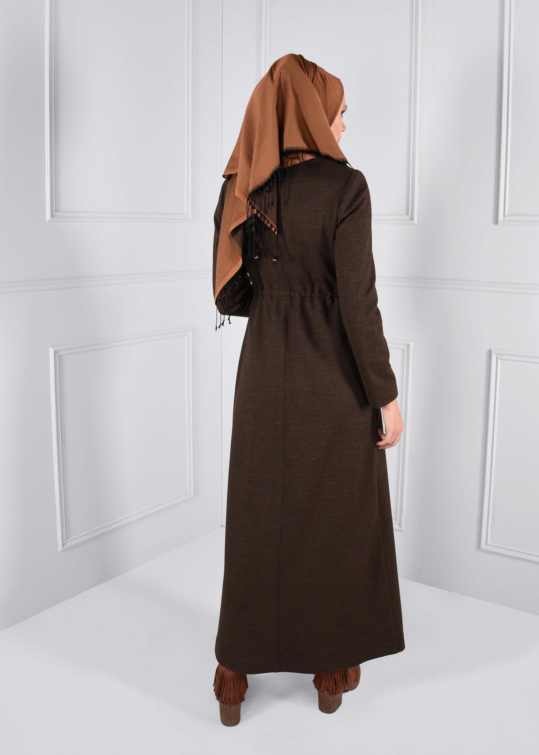 Tesettür giyim KAHVE BELDEN BAĞCIKLI CEPLİ MANTO 9644