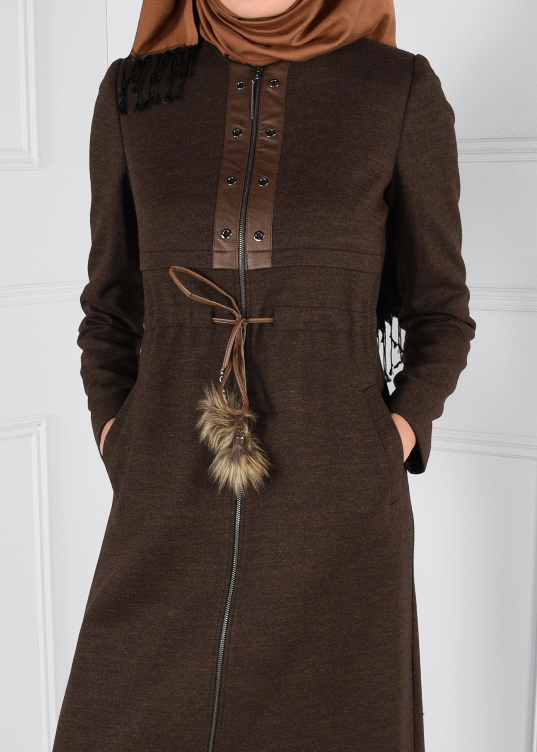 Tesettür giyim KAHVE BELDEN BAĞCIKLI CEPLİ MANTO 9644