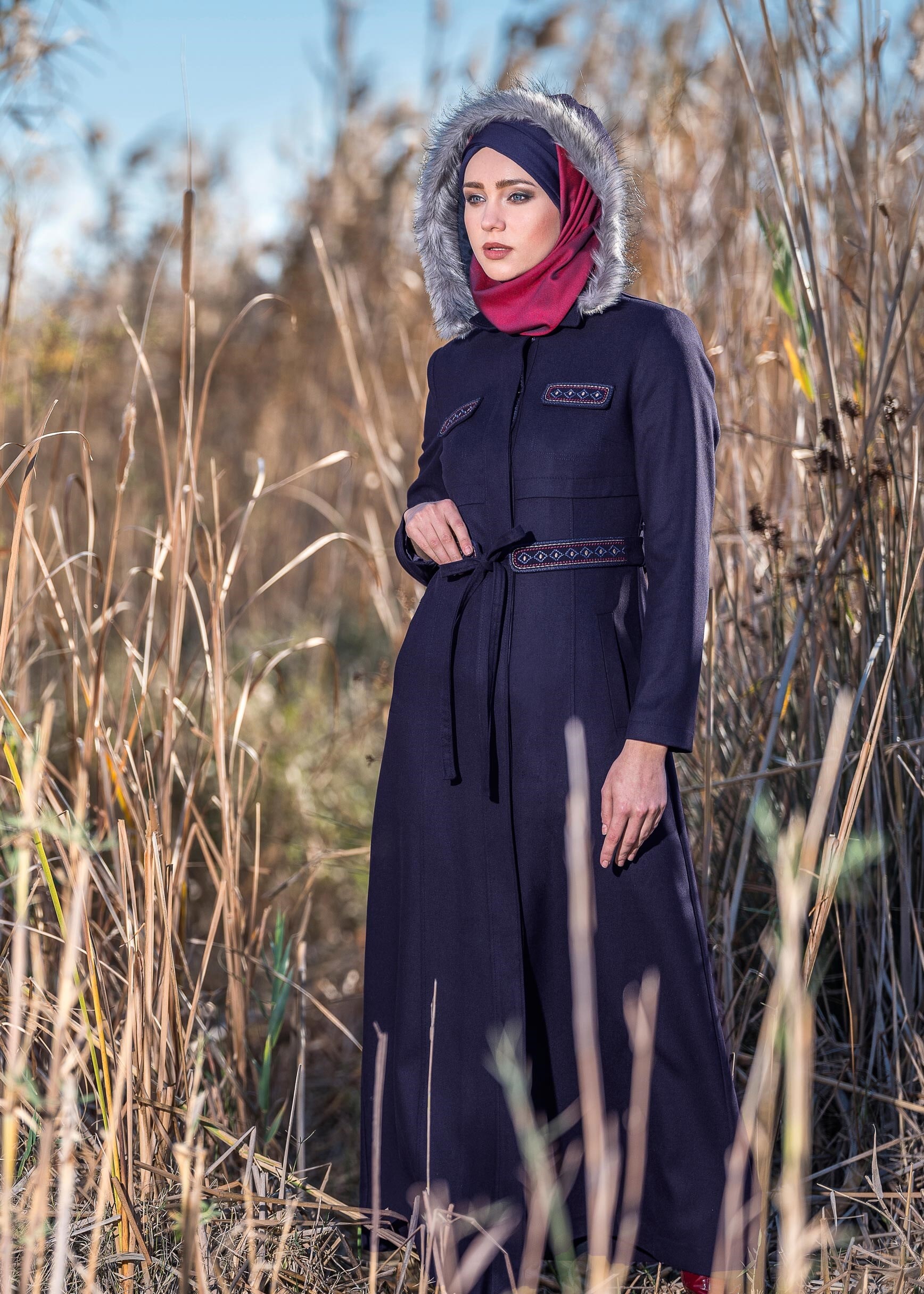 Tesettür giyim LACİVERT YAKASI KÜRK DETAYLI KUŞAKLI MANTO 9648