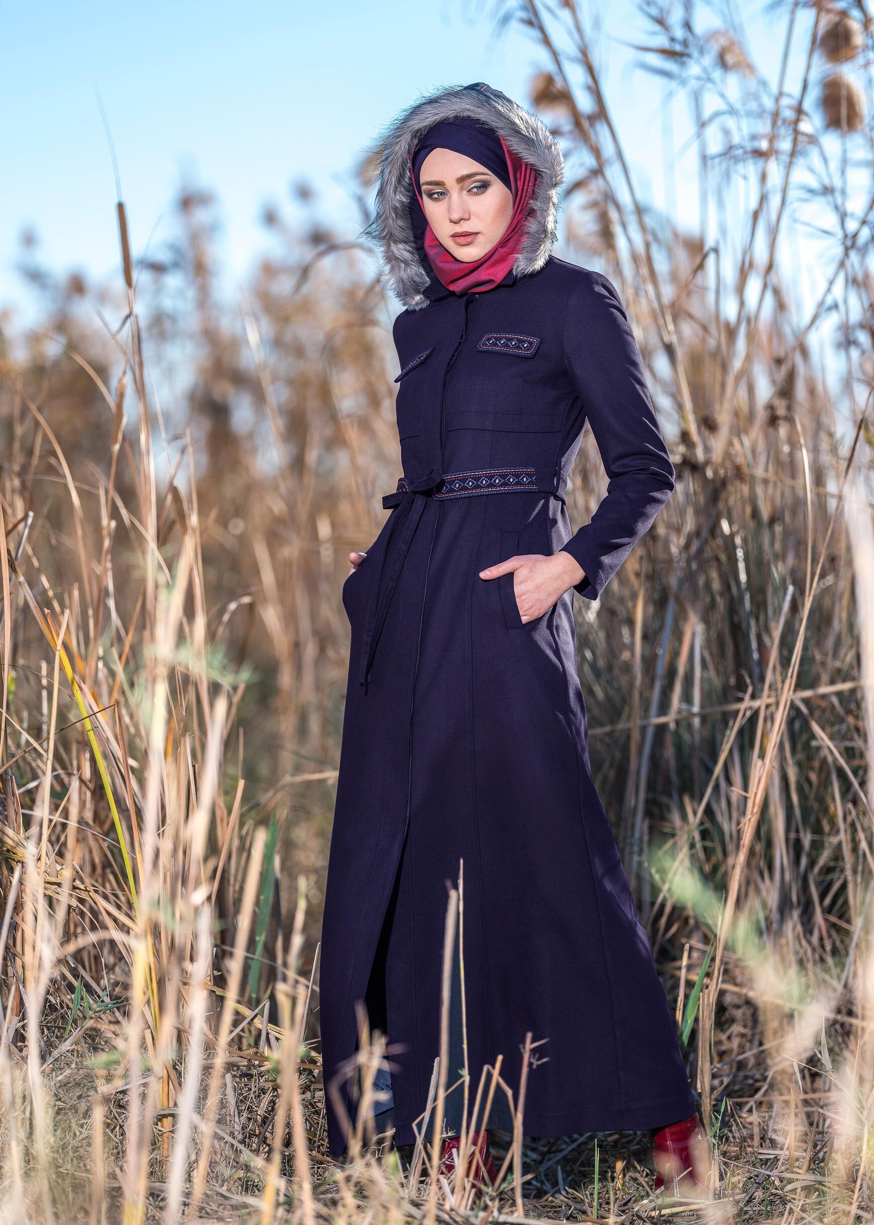 Tesettür giyim LACİVERT YAKASI KÜRK DETAYLI KUŞAKLI MANTO 9648